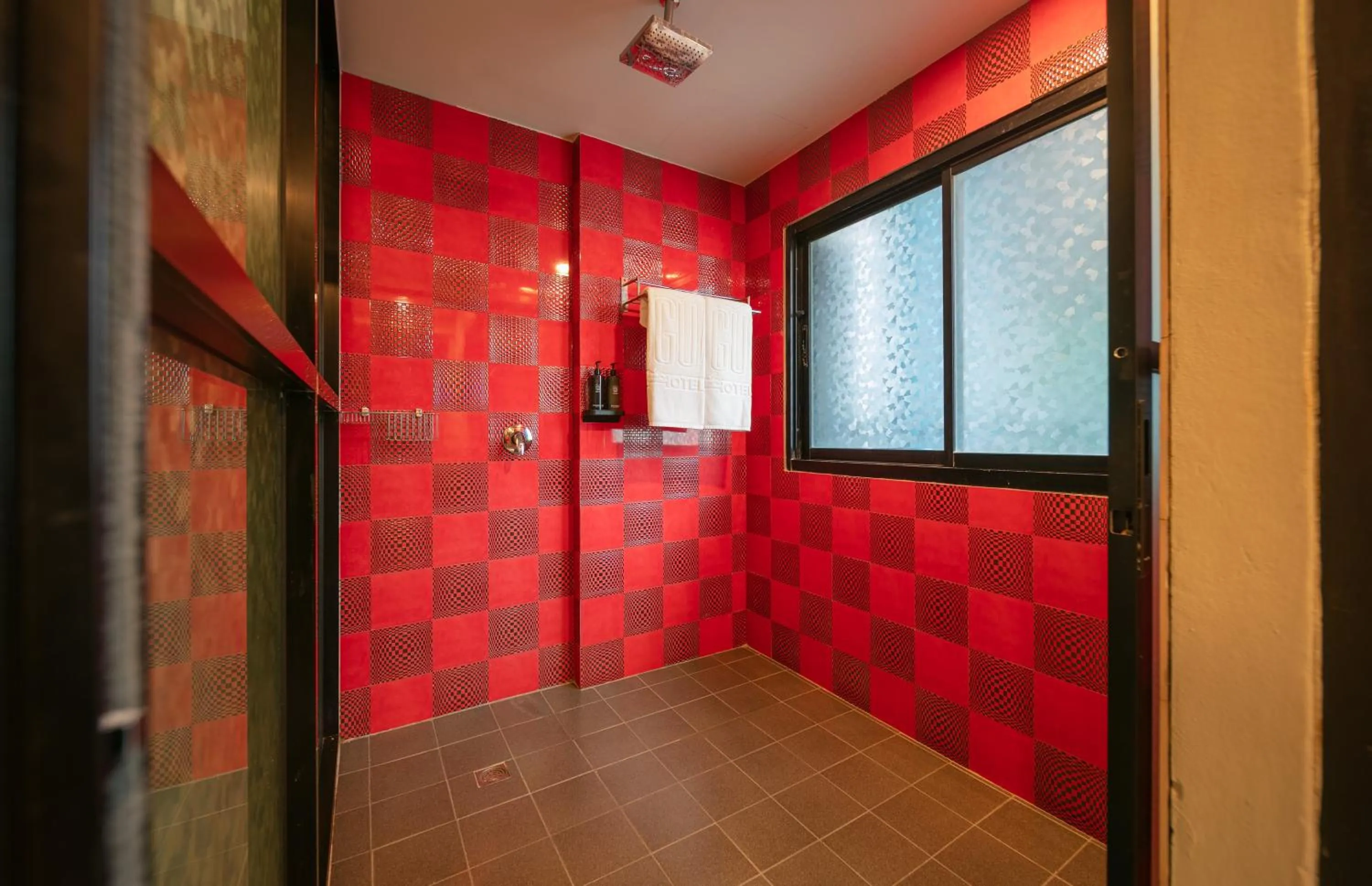 Shower in Gu Hotel Patong