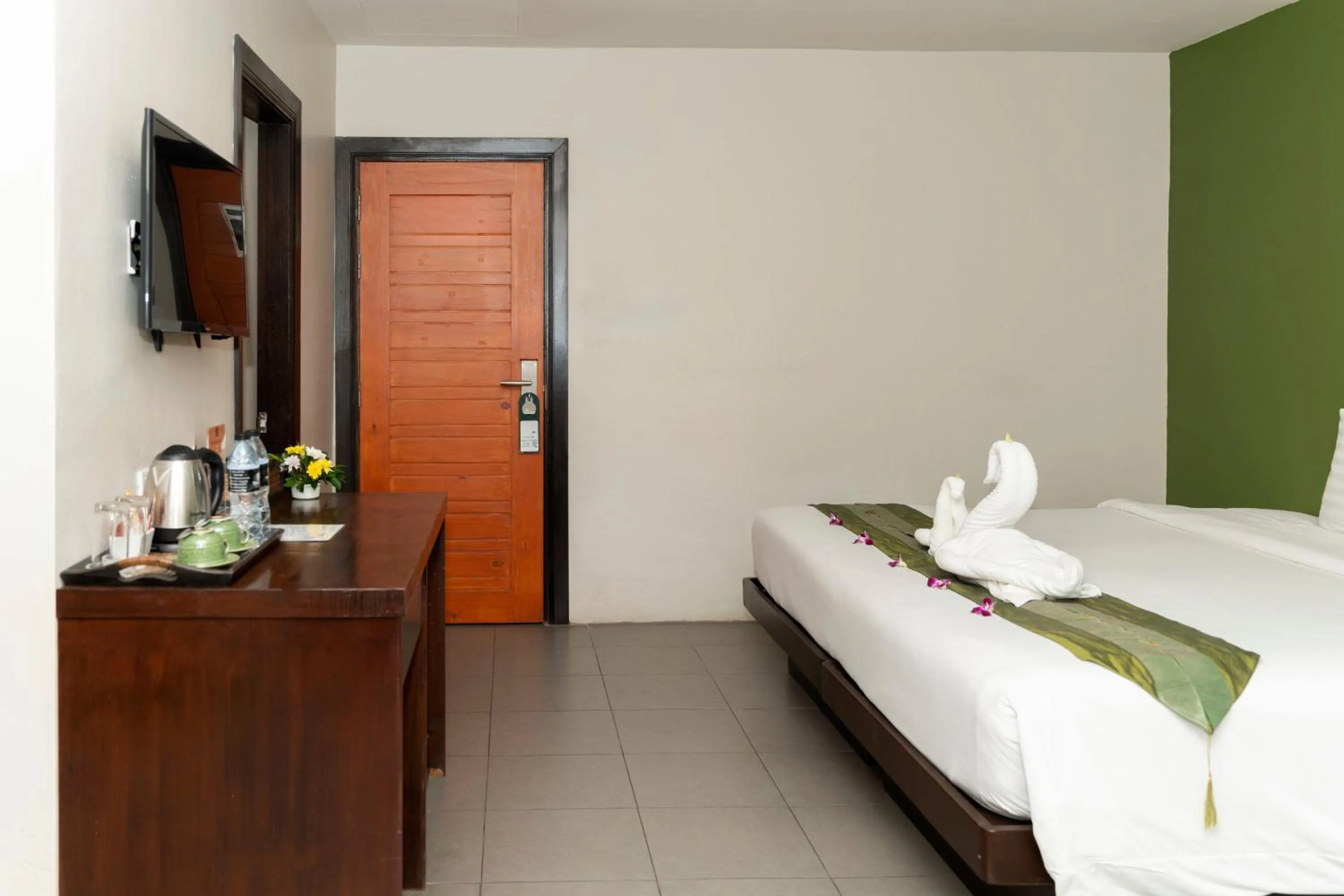 Property building, Bed in Gu Hotel Patong