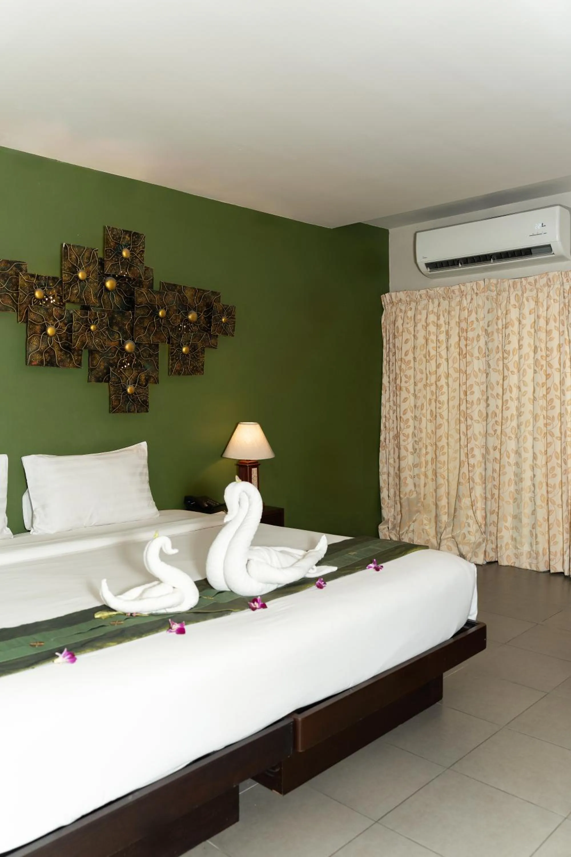 Property building, Bed in Gu Hotel Patong