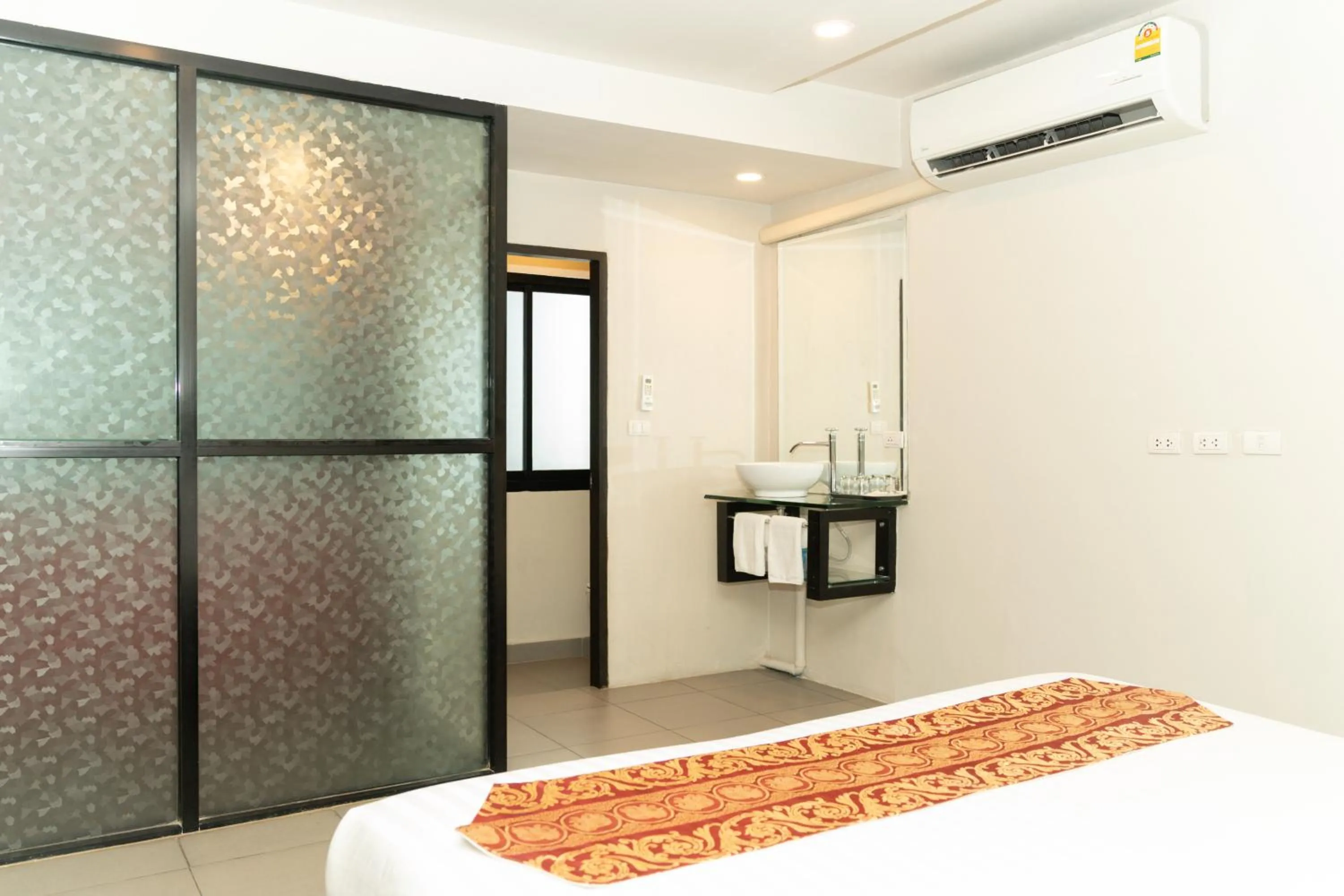 Property building, Bed in Gu Hotel Patong