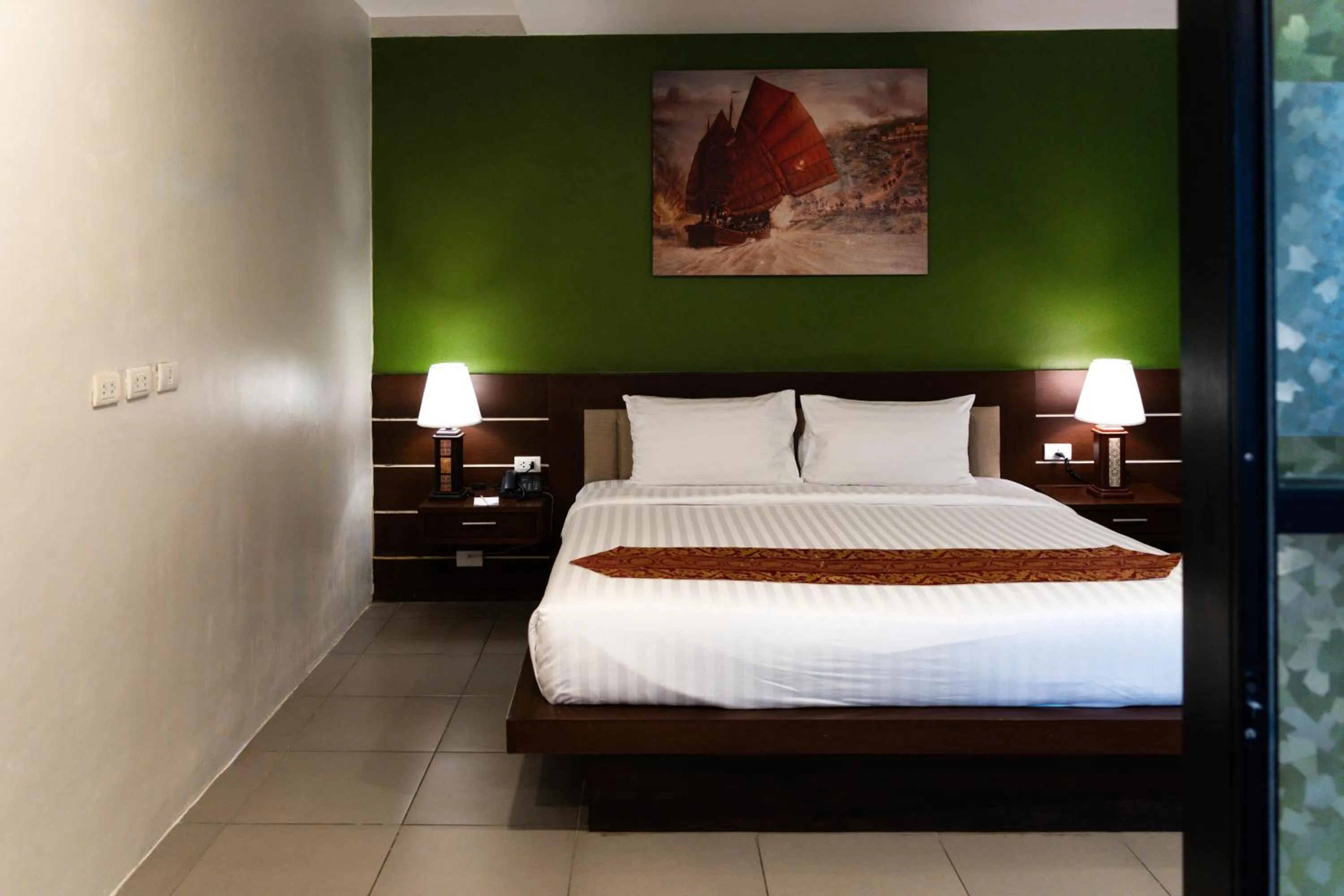 Property building, Bed in Gu Hotel Patong