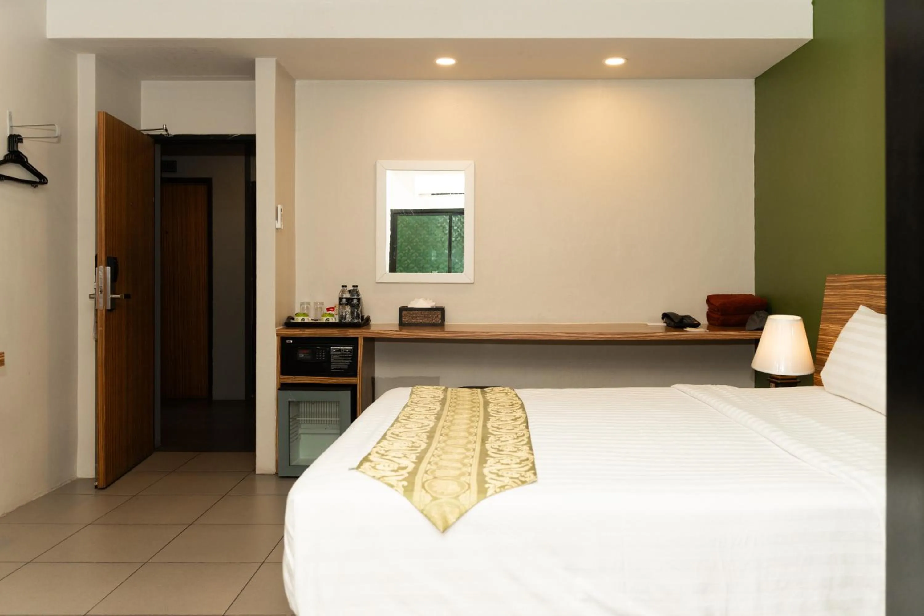 Property building, Bed in Gu Hotel Patong
