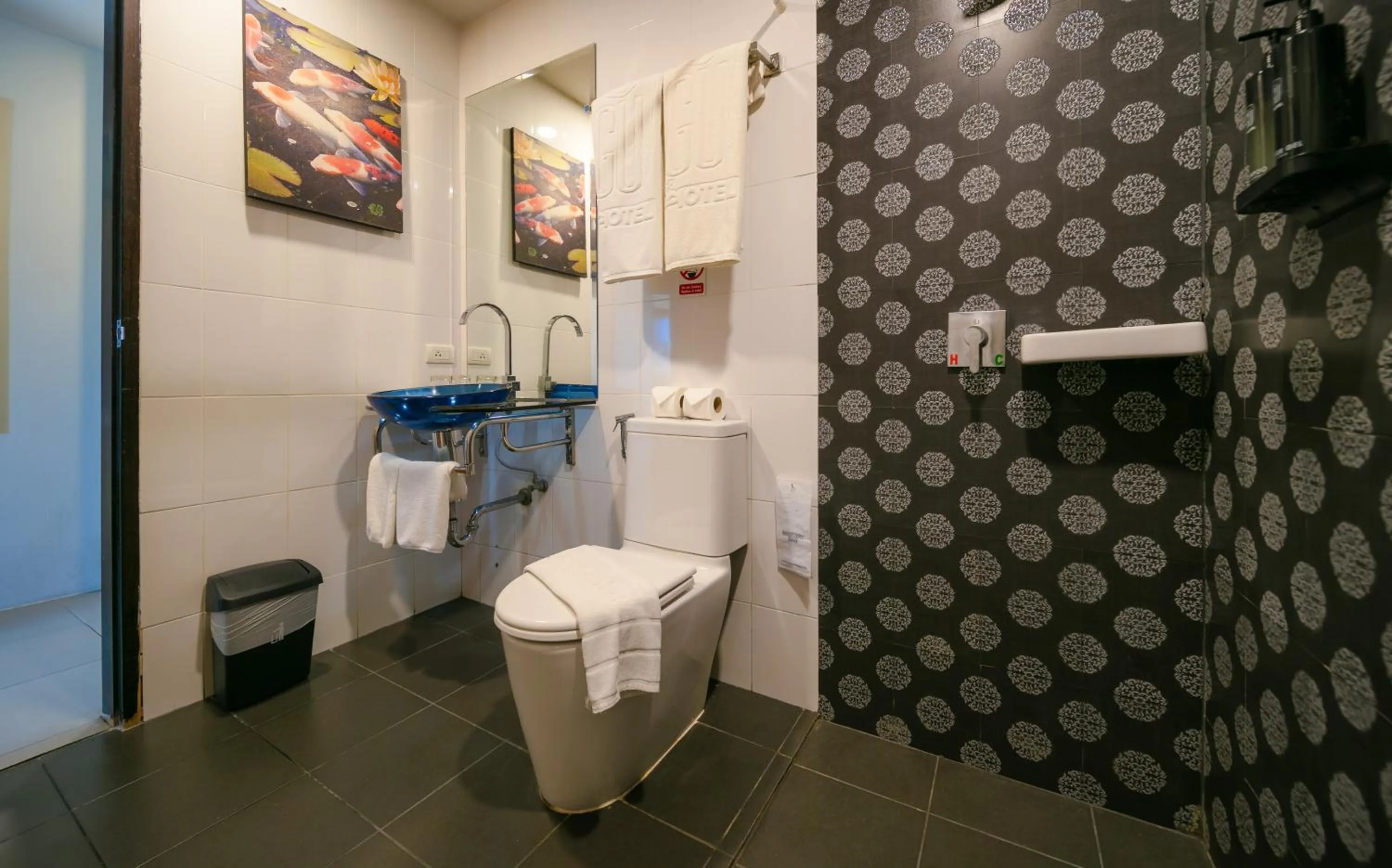 Shower in Gu Hotel Patong