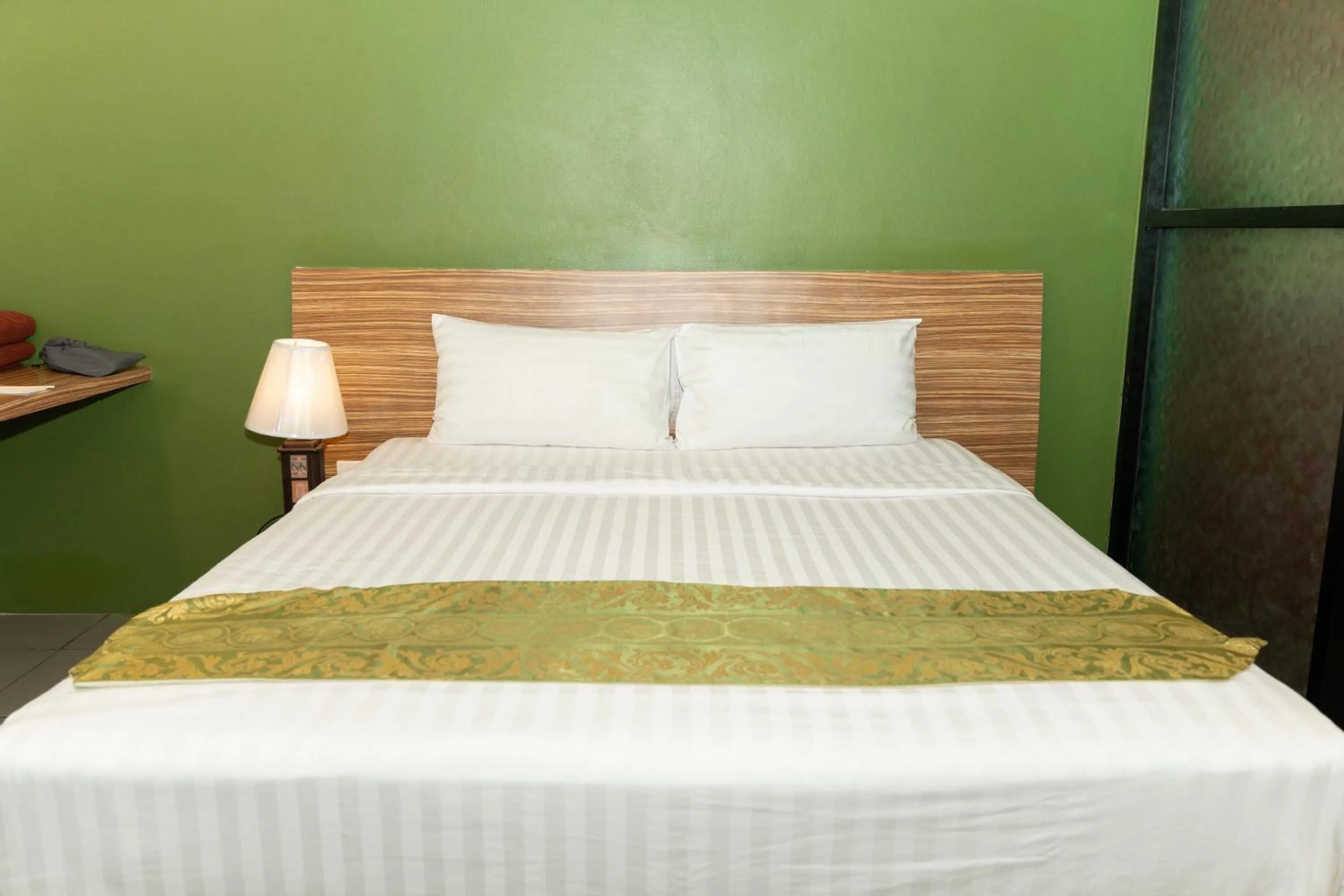 Property building, Bed in Gu Hotel Patong