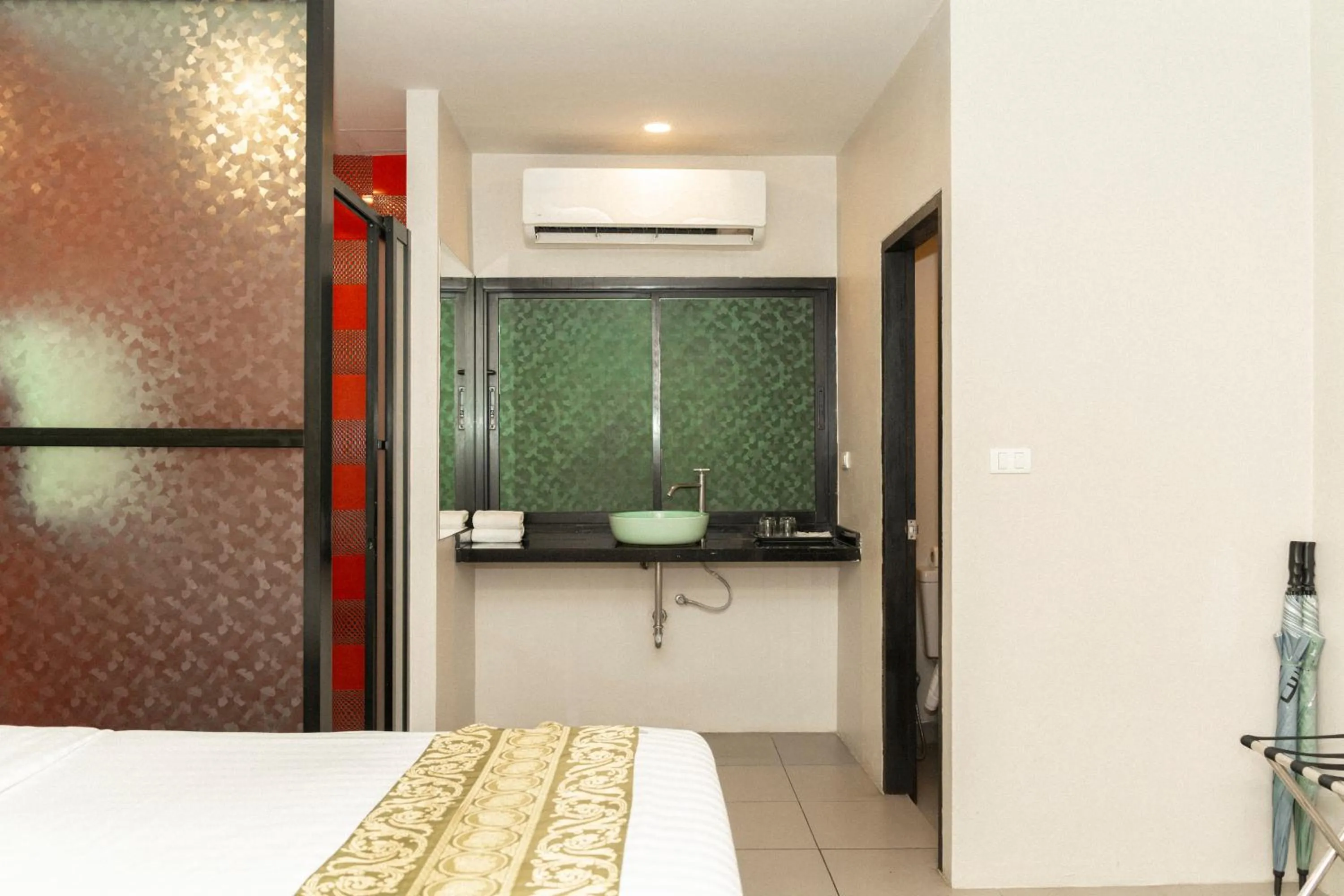 Property building, Bed in Gu Hotel Patong