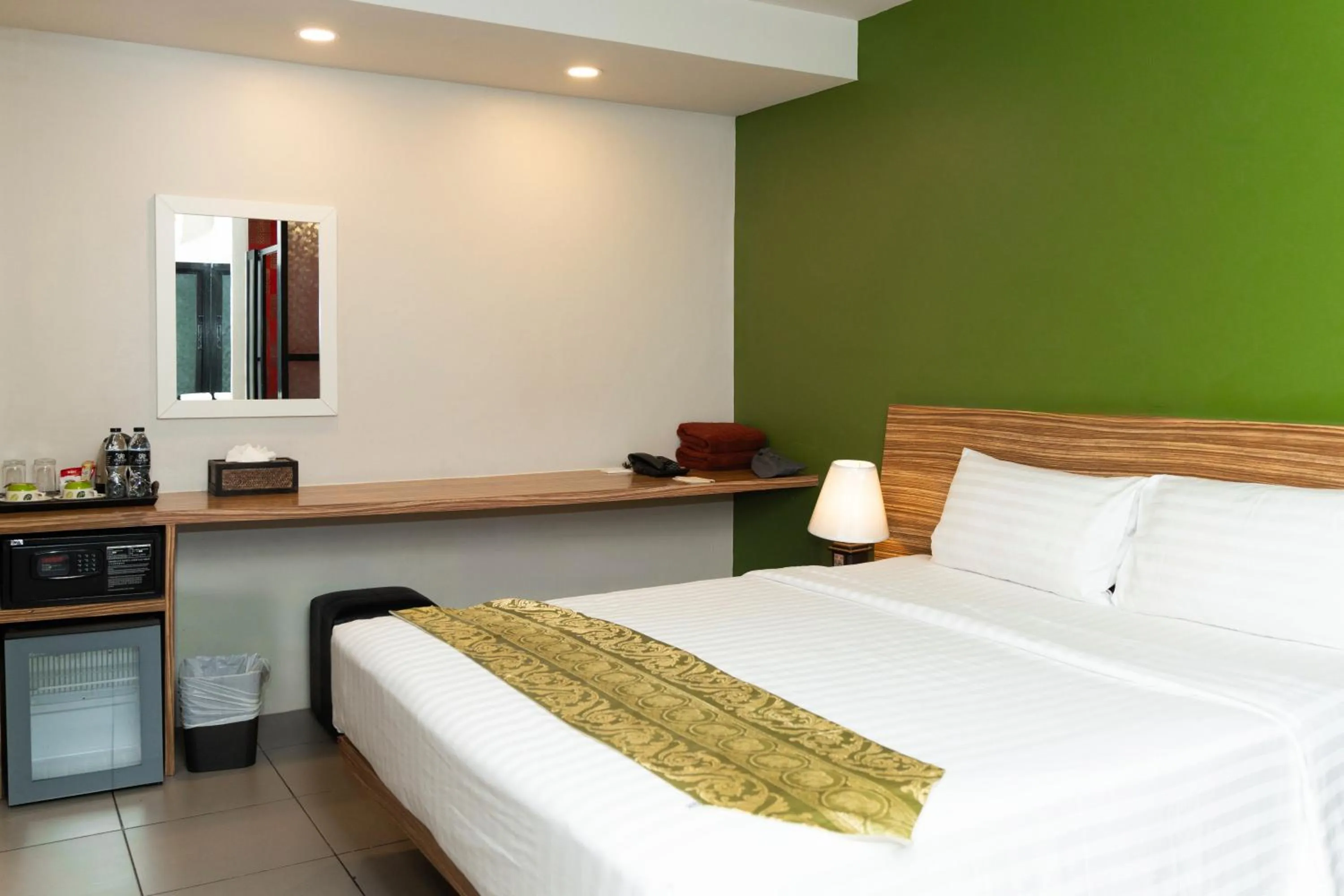 Property building, Bed in Gu Hotel Patong