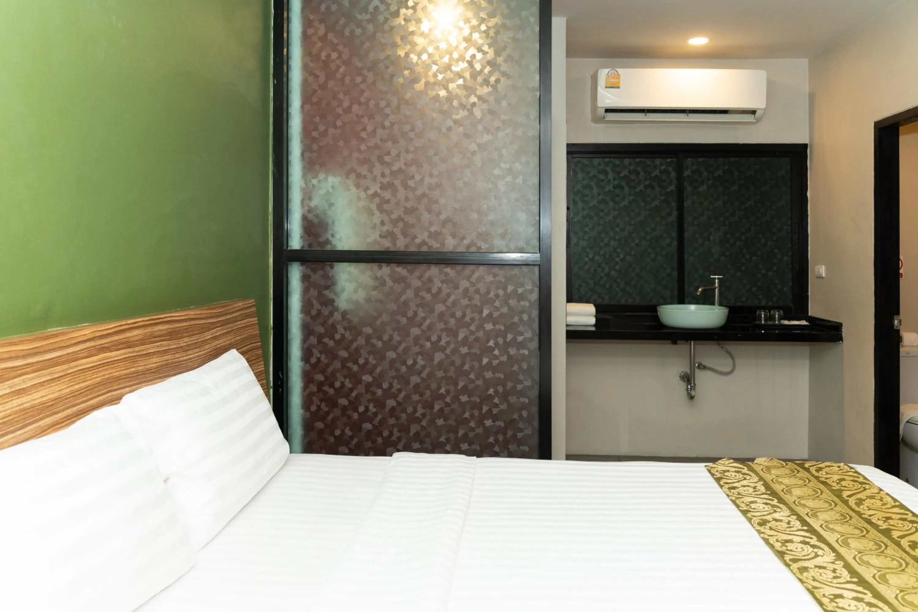 Property building, Bed in Gu Hotel Patong