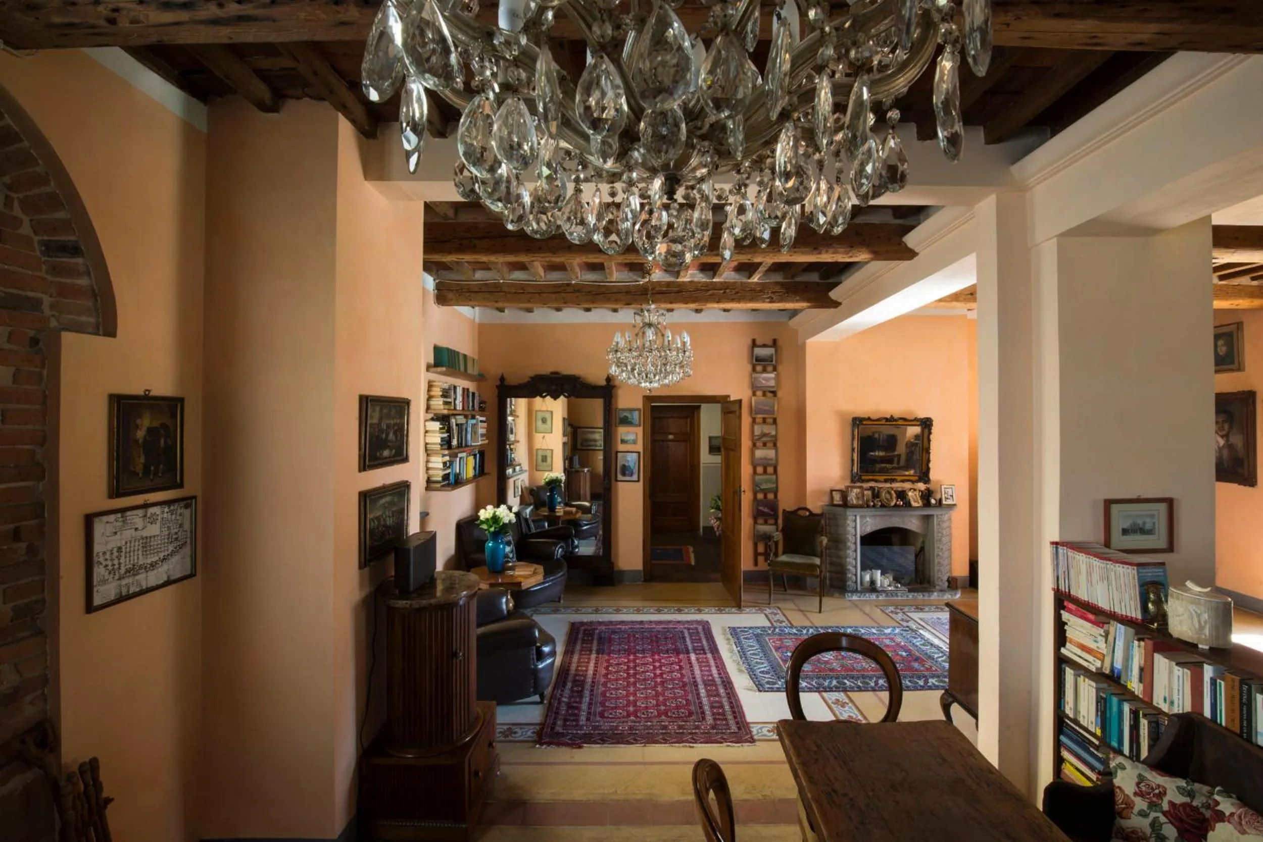 Communal lounge/ TV room in Al Porto Di Lucca B&B