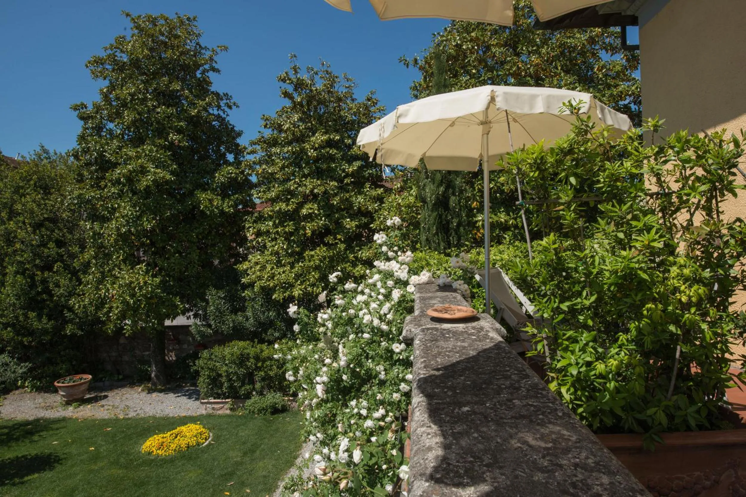 Garden view in Al Porto Di Lucca B&B