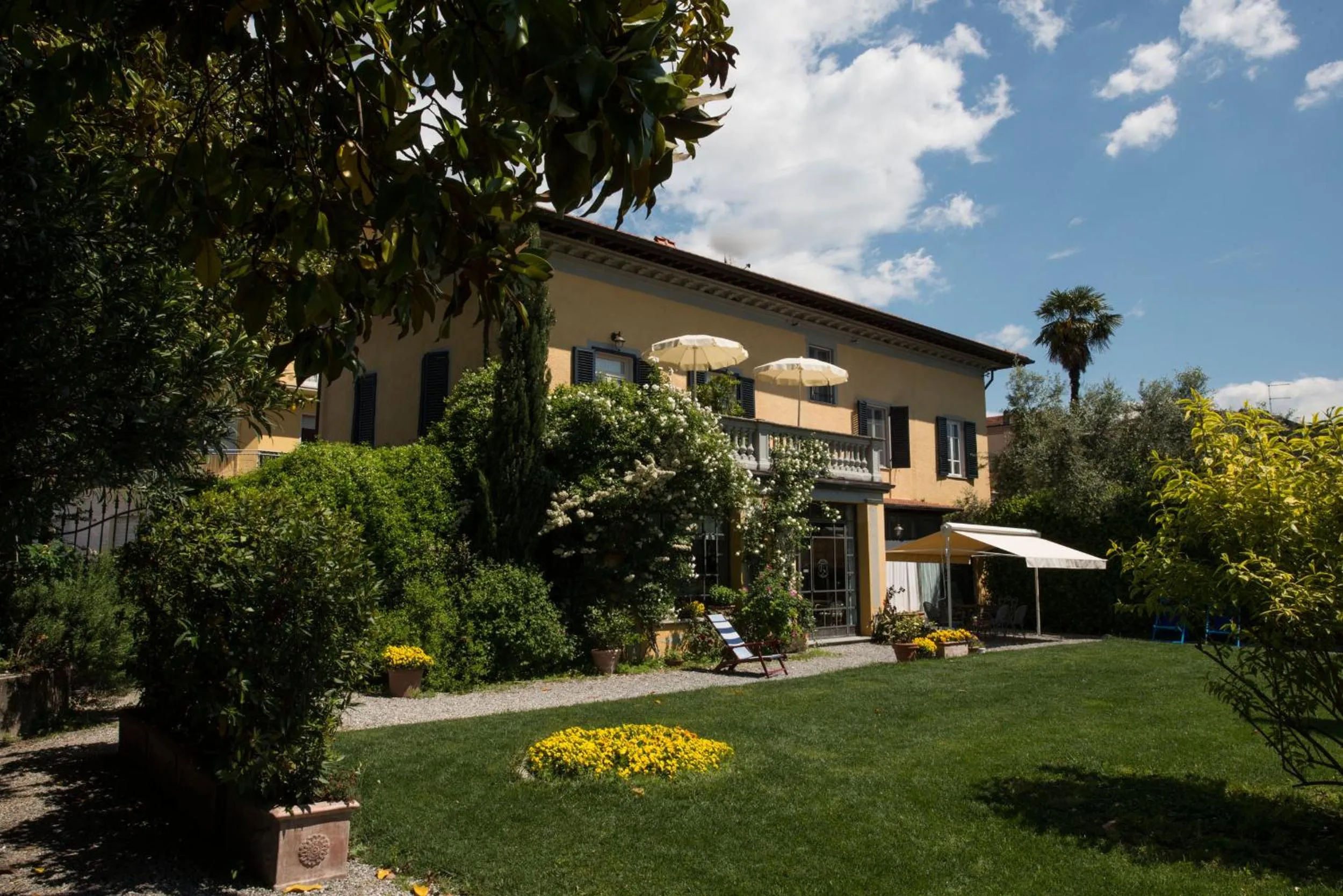 Garden view in Al Porto Di Lucca B&B