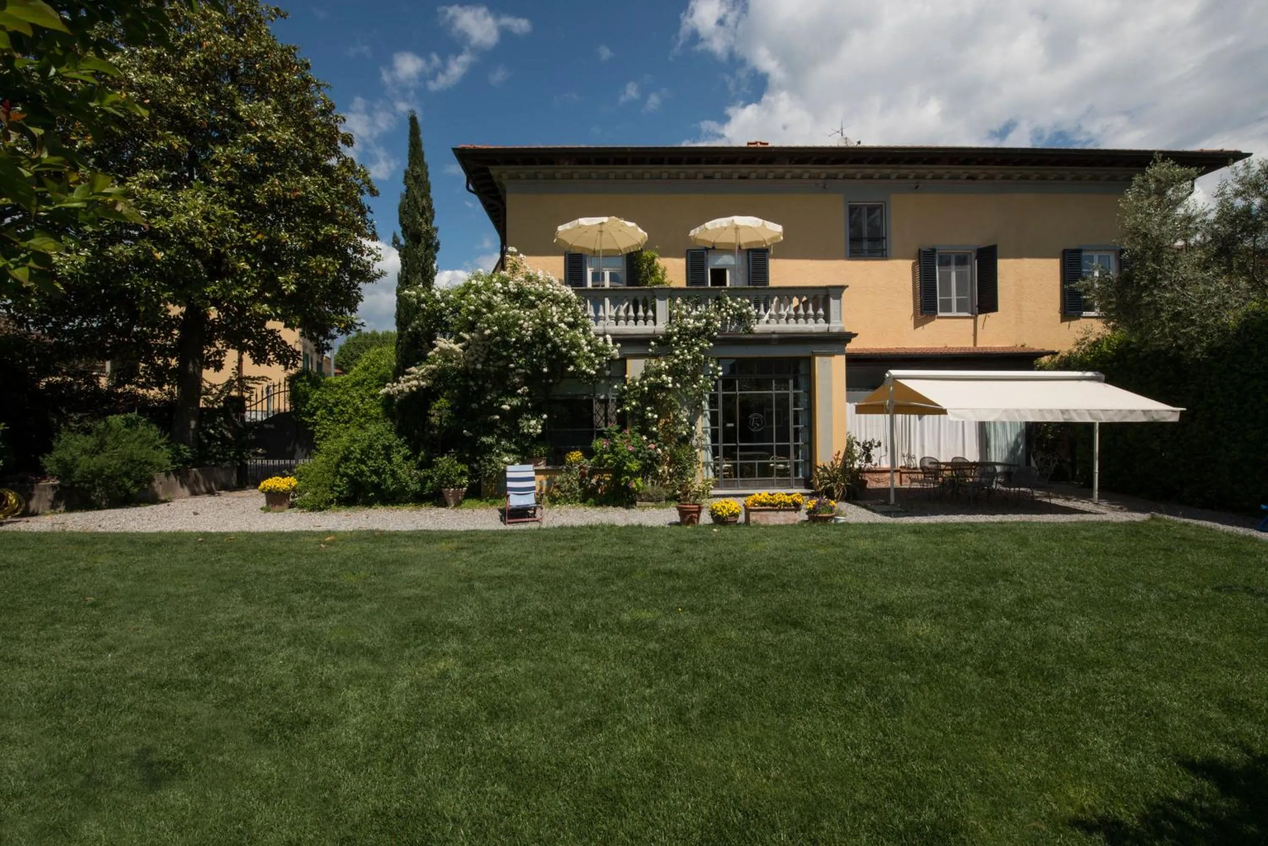 Garden view in Al Porto Di Lucca B&B