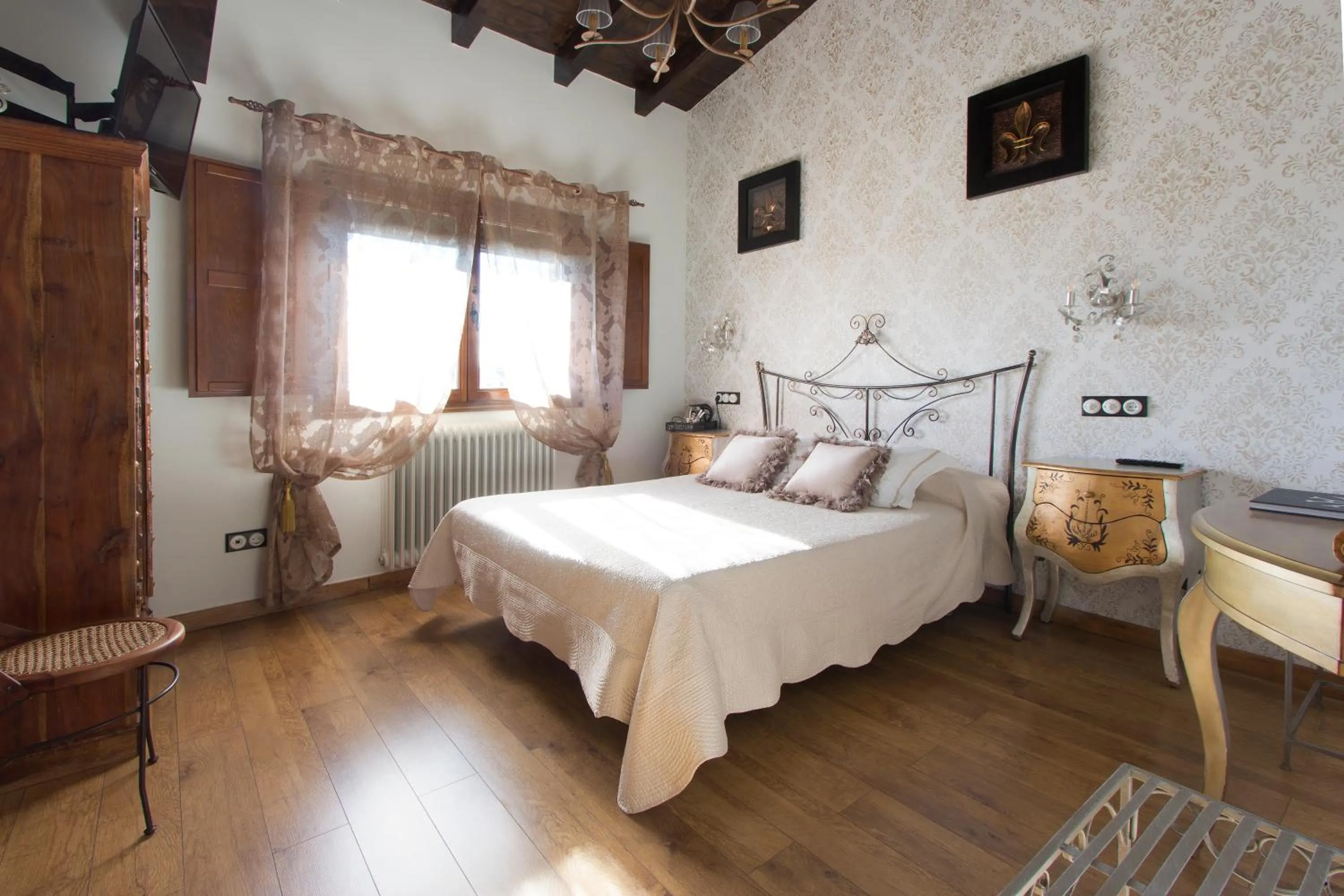 Decorative detail, Bed in Hotel Boutique Posada de Sajazarra