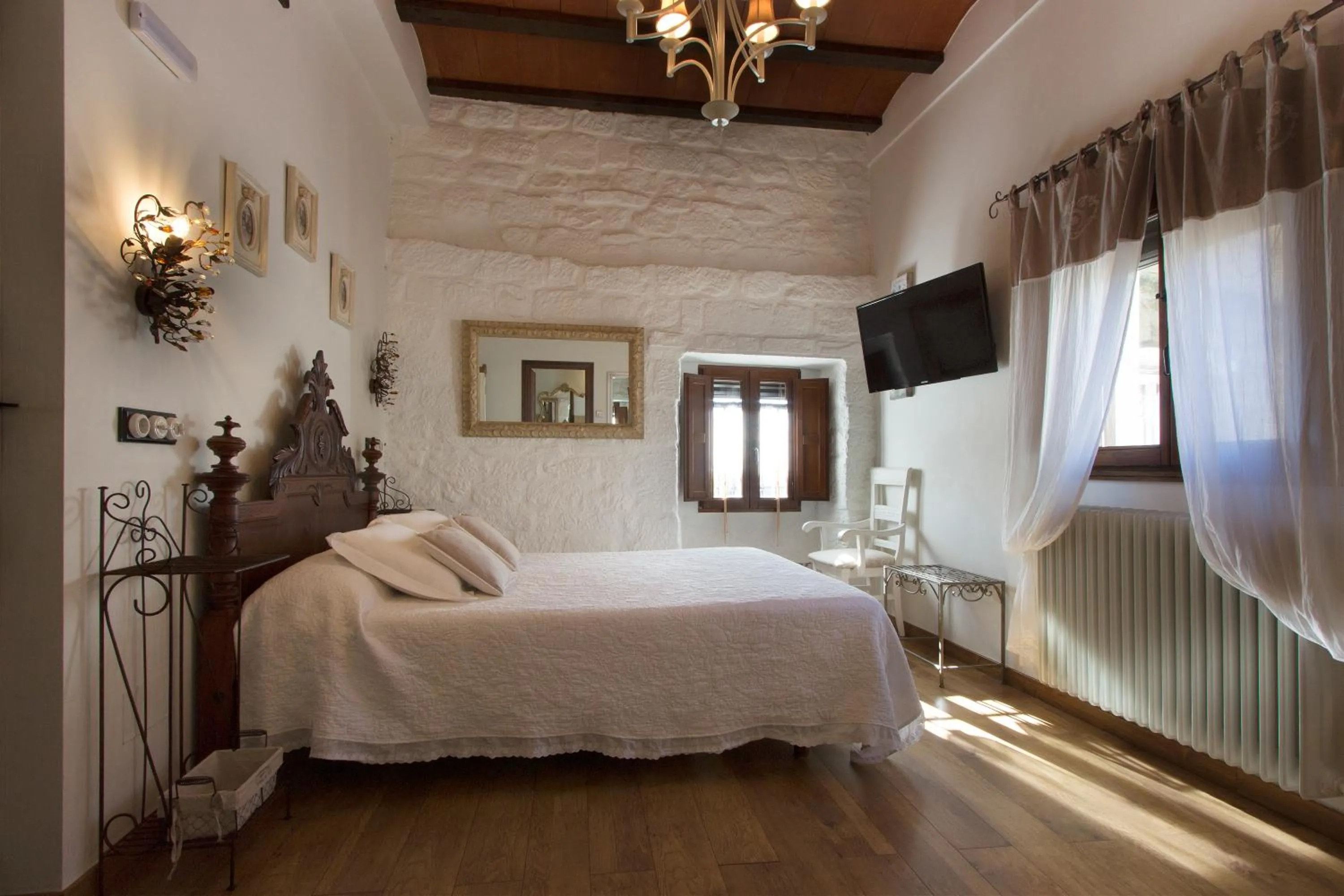 Decorative detail, Bed in Hotel Boutique Posada de Sajazarra