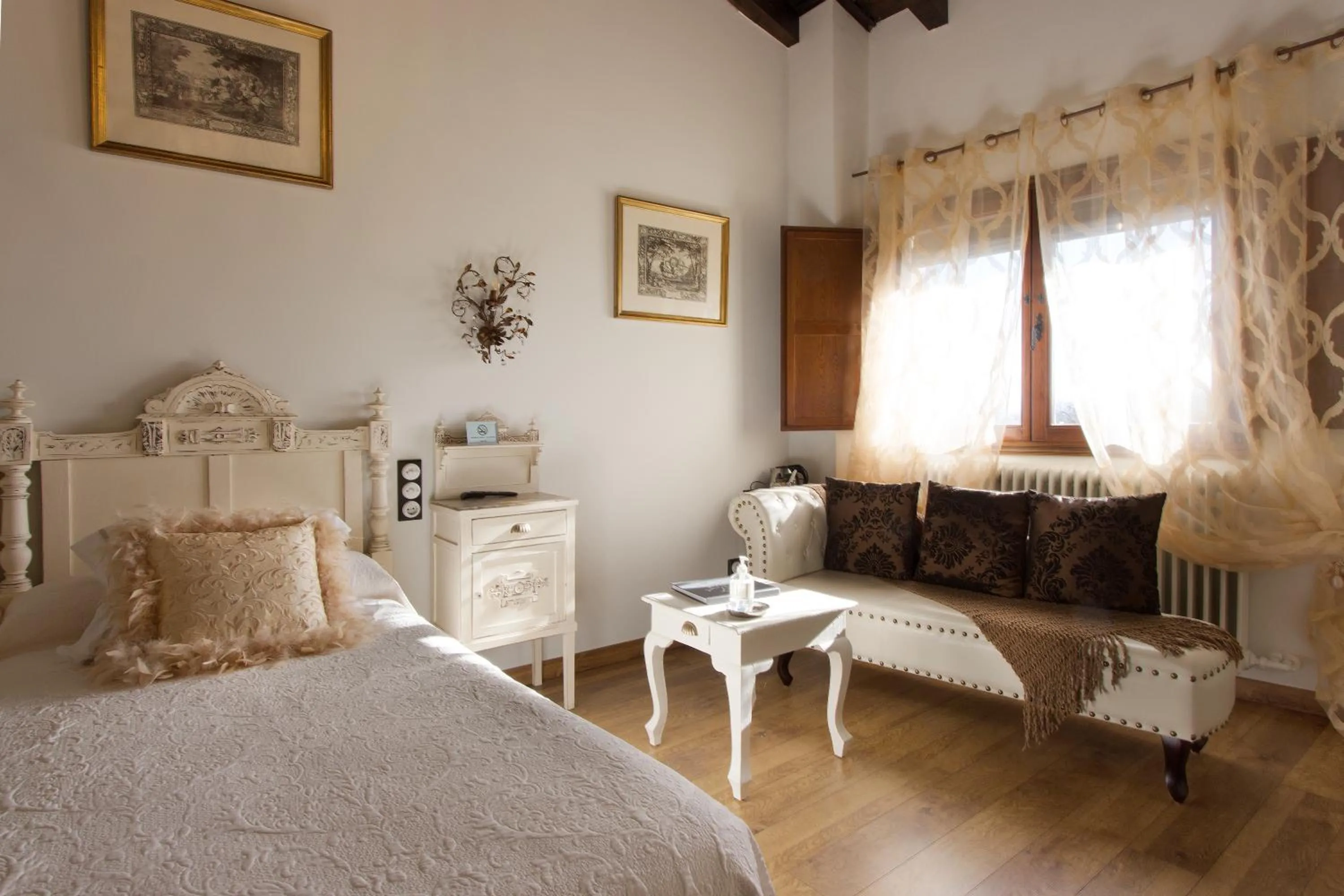 Decorative detail, Bed in Hotel Boutique Posada de Sajazarra