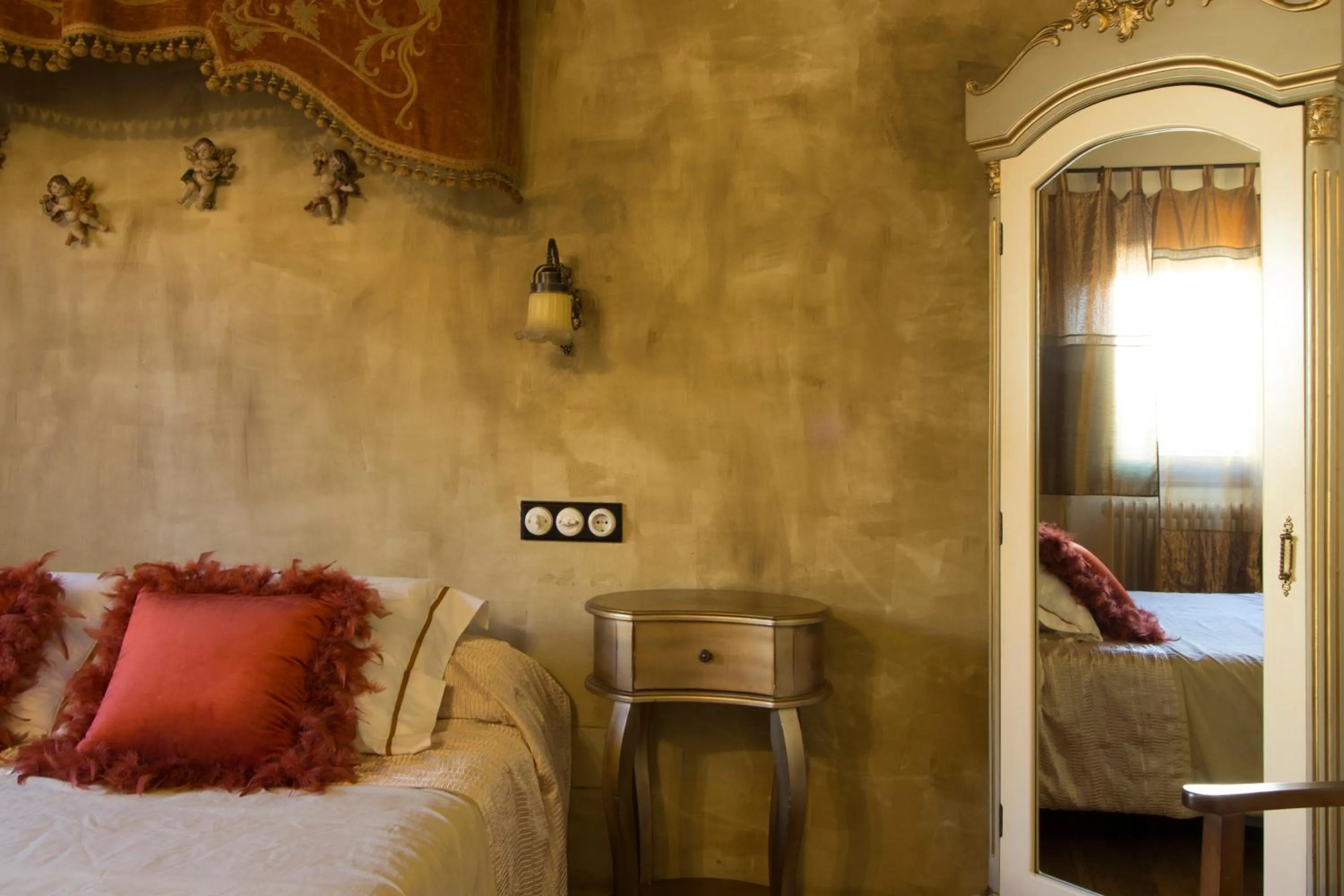 Decorative detail, Bed in Hotel Boutique Posada de Sajazarra