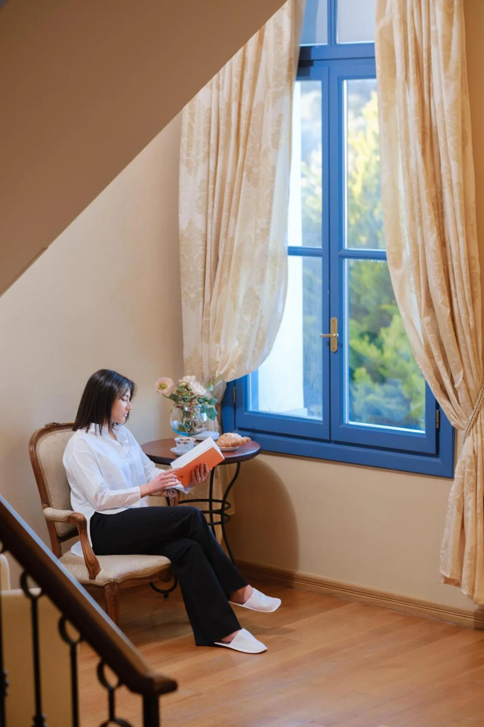 Seating area in Sourediko