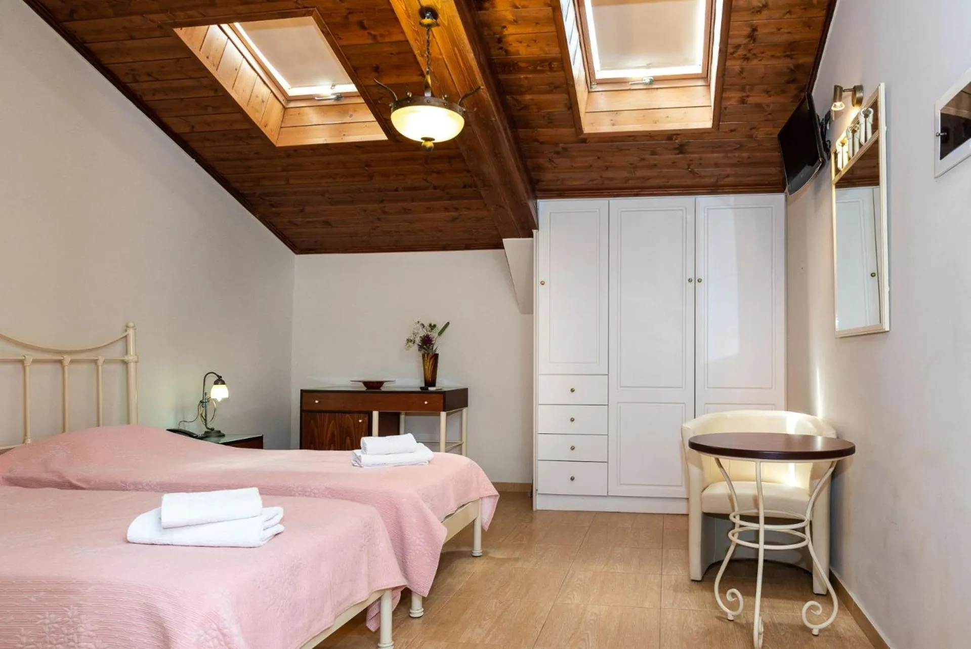 Photo of the whole room, Bed in Sourediko