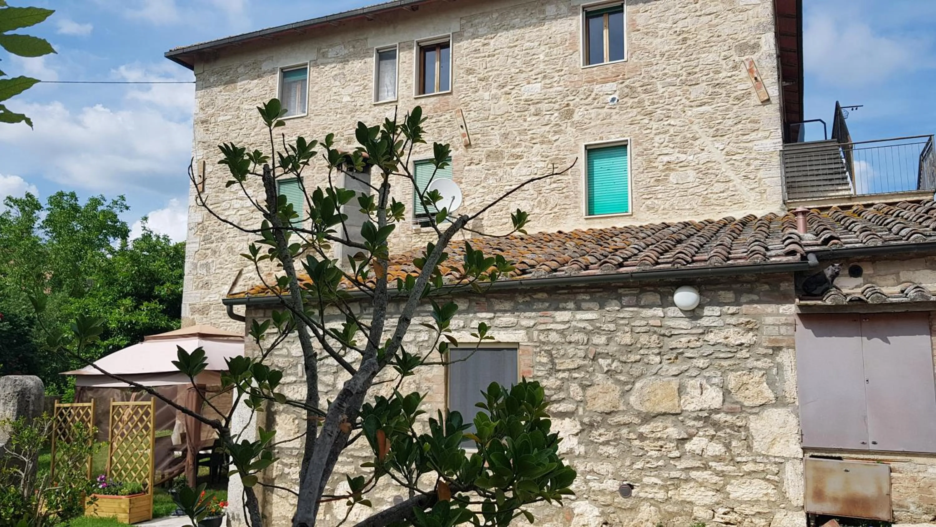 Facade/entrance in San Paterno B&B