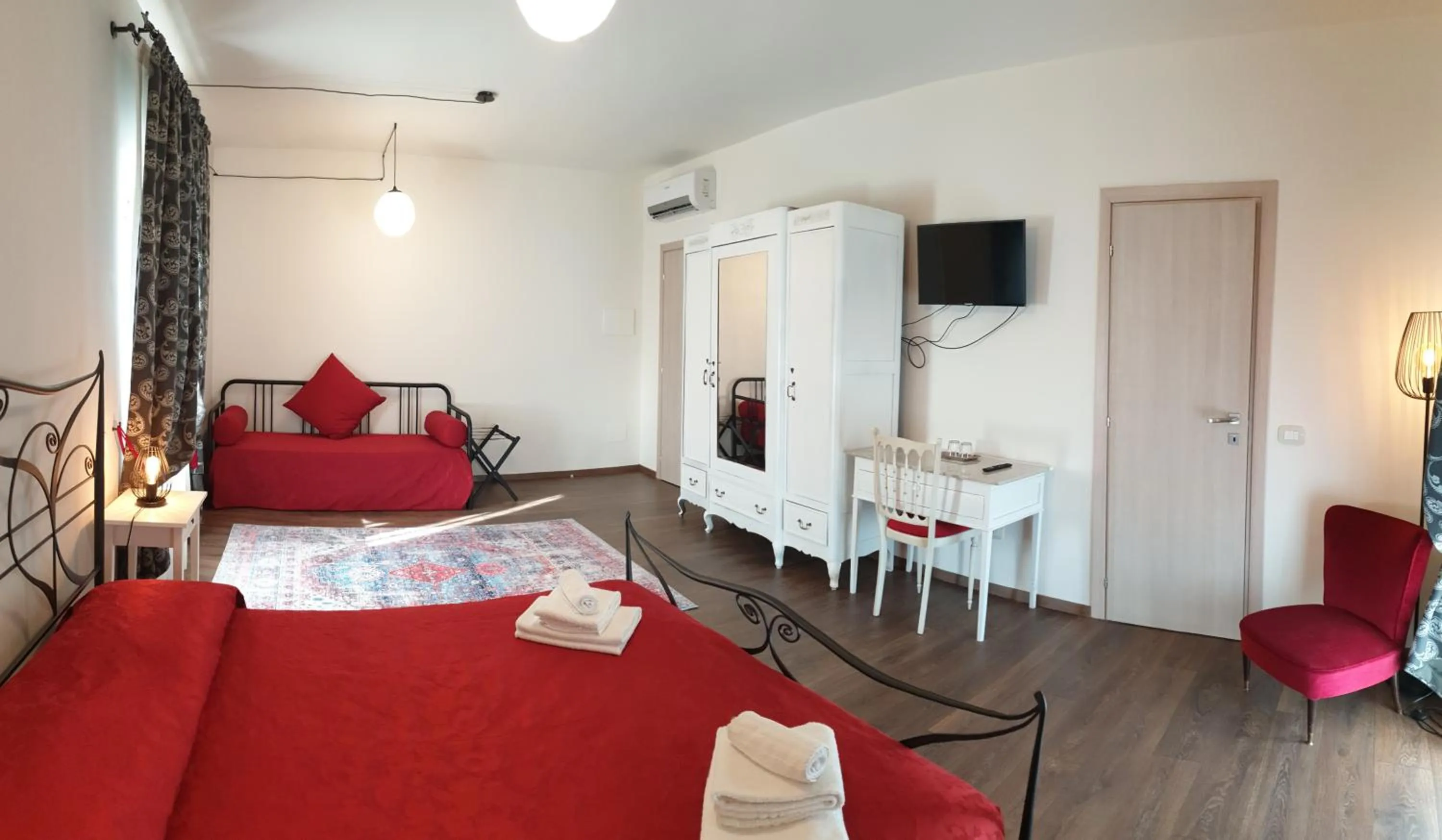 Photo of the whole room, Bed in San Paterno B&B