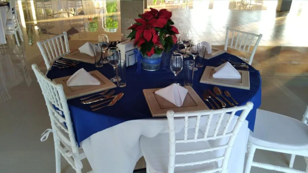 Restaurant/places to eat in The Lorian Club