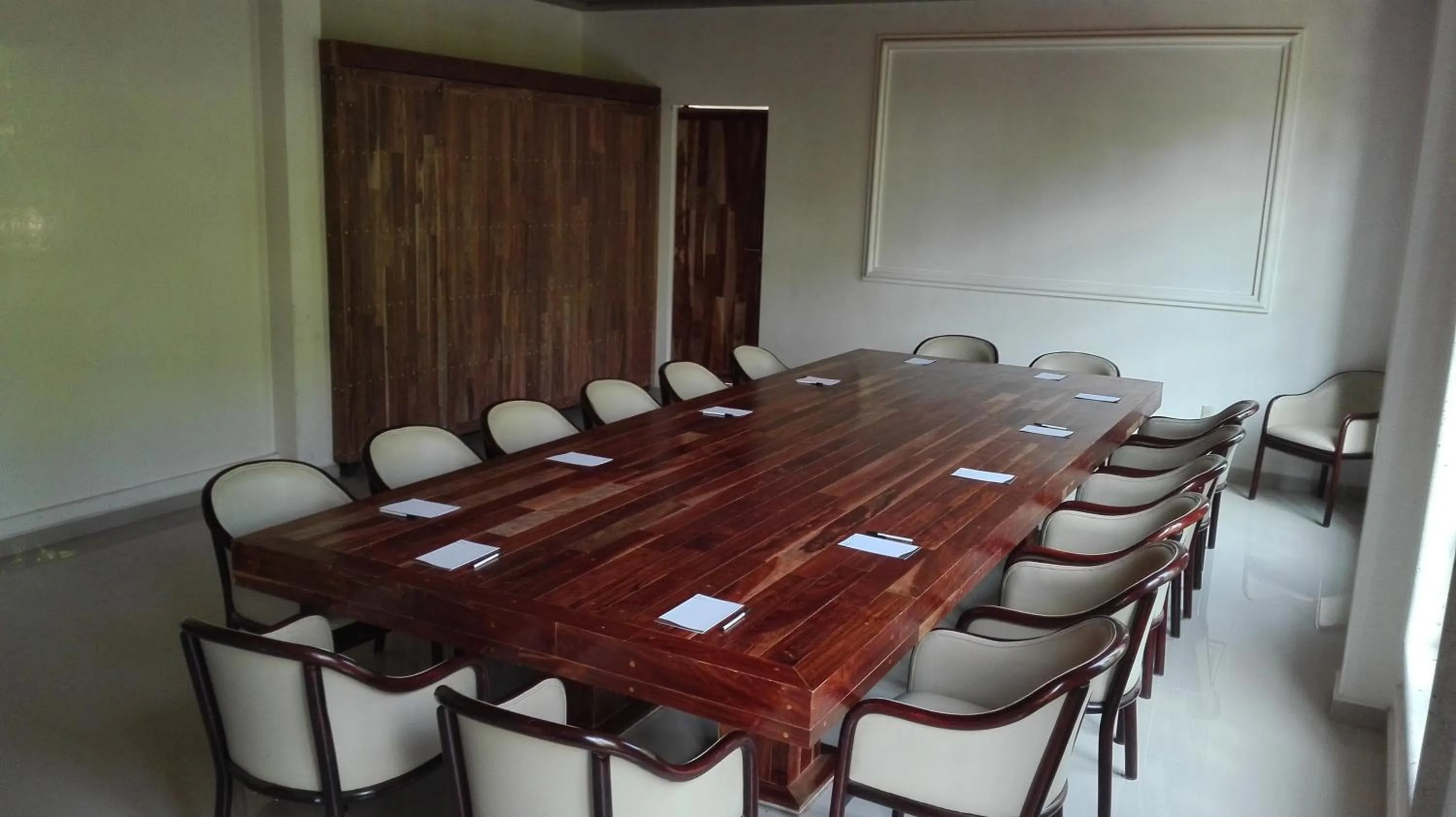 Business facilities in The Lorian Club