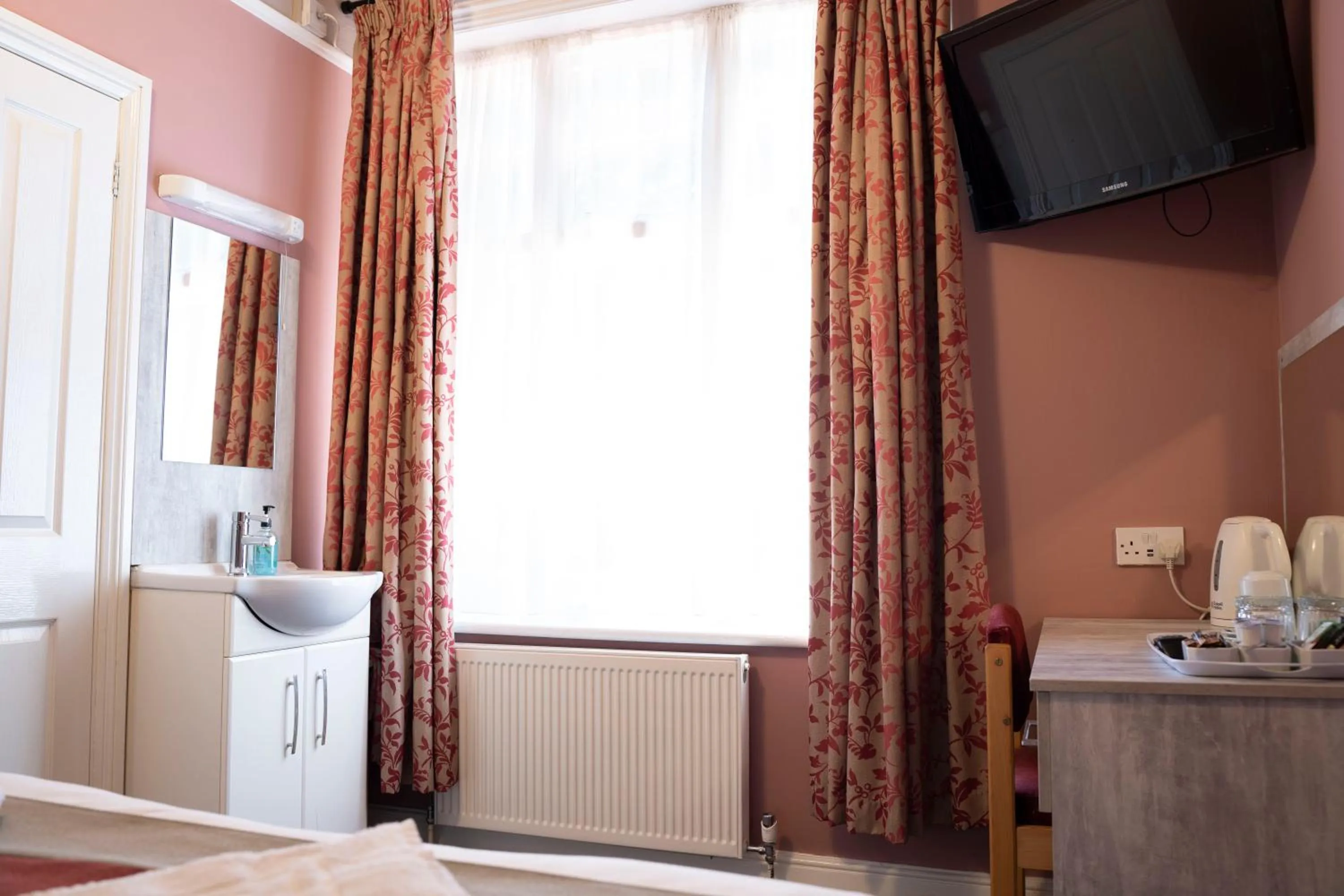 Bed in Gatwick Turret Guest House