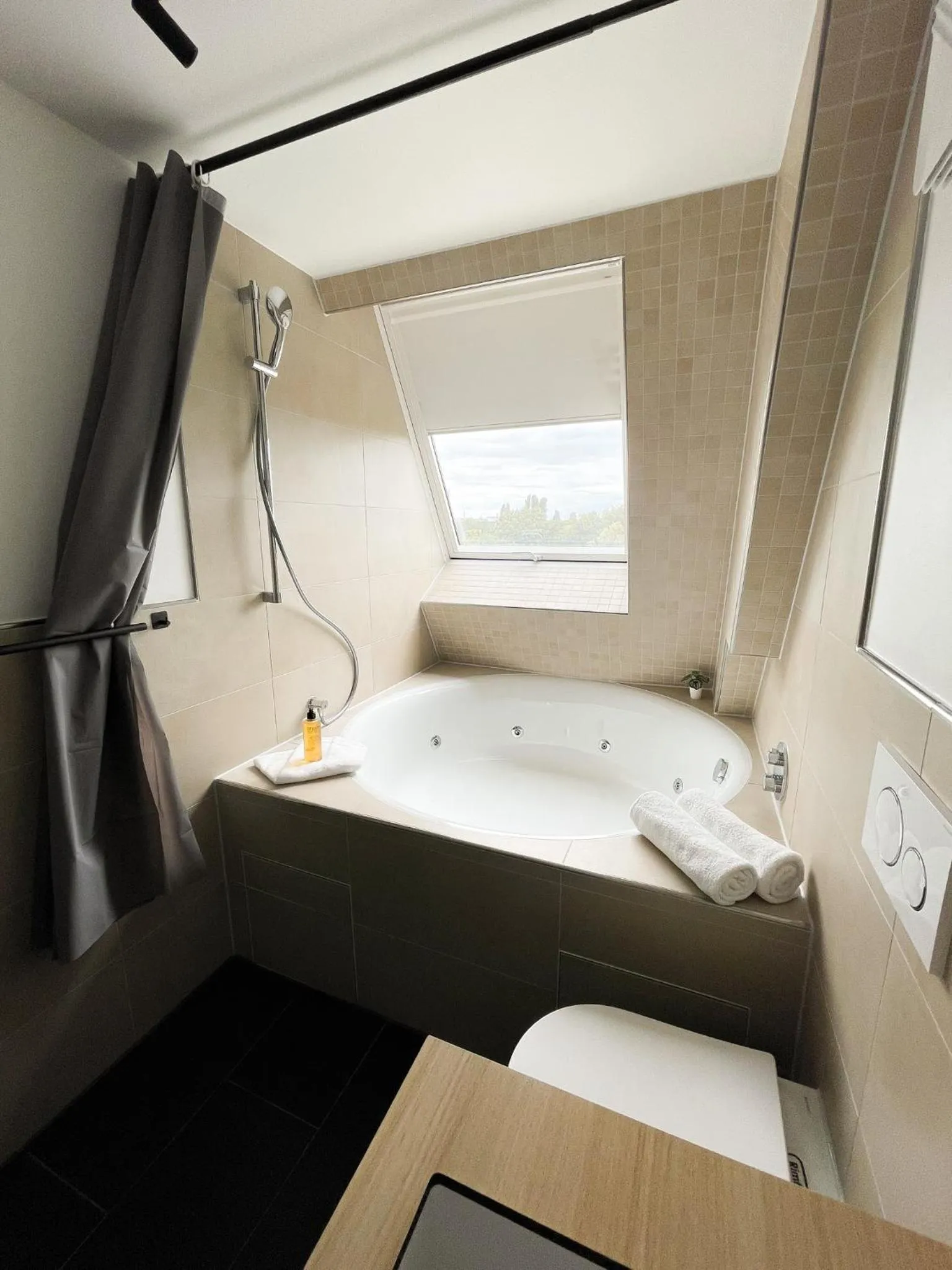 Bathroom, Bed in HOLI City Apart Hotel Berlin