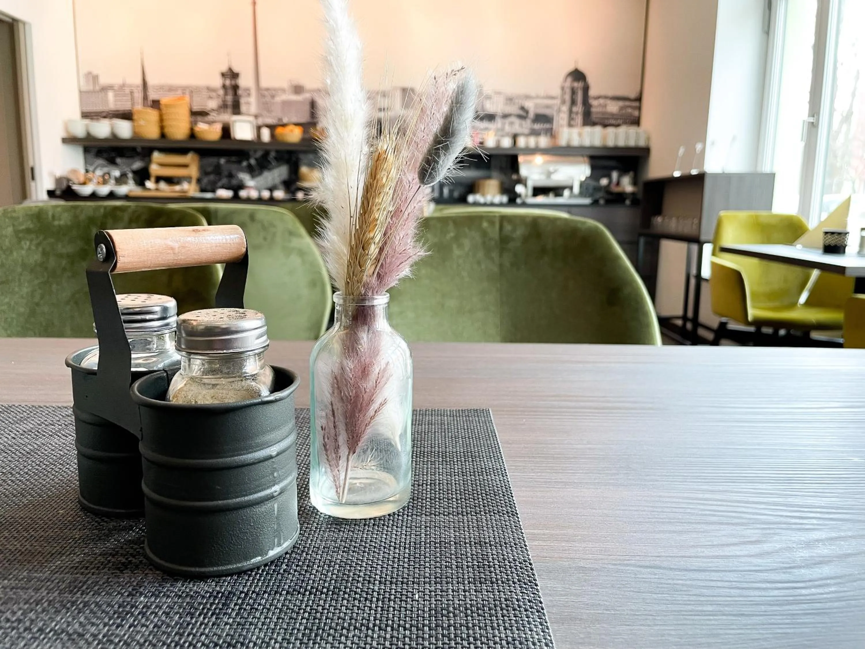 Restaurant/places to eat in HOLI City Apart Hotel Berlin