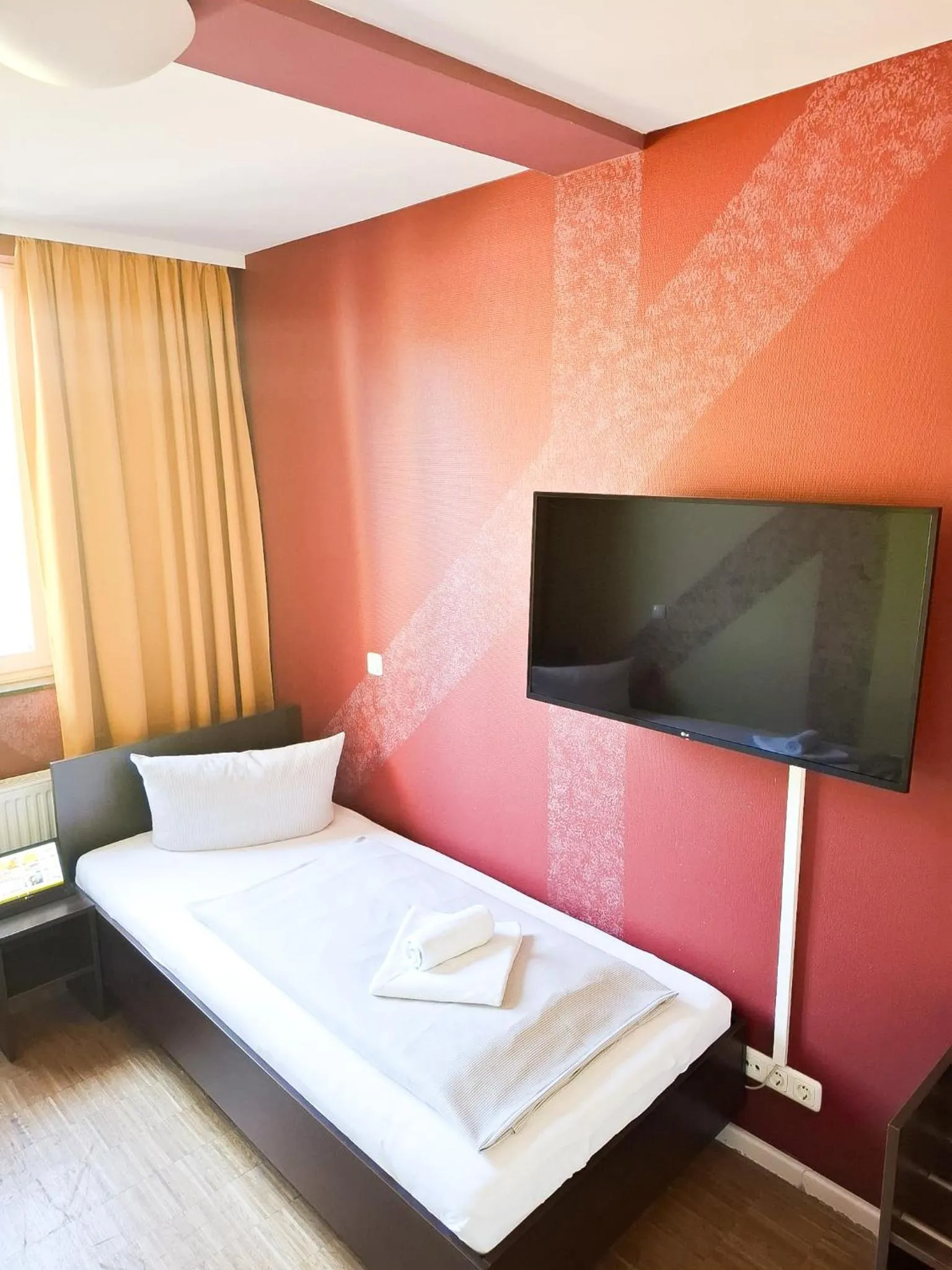 Bed in HOLI City Apart Hotel Berlin