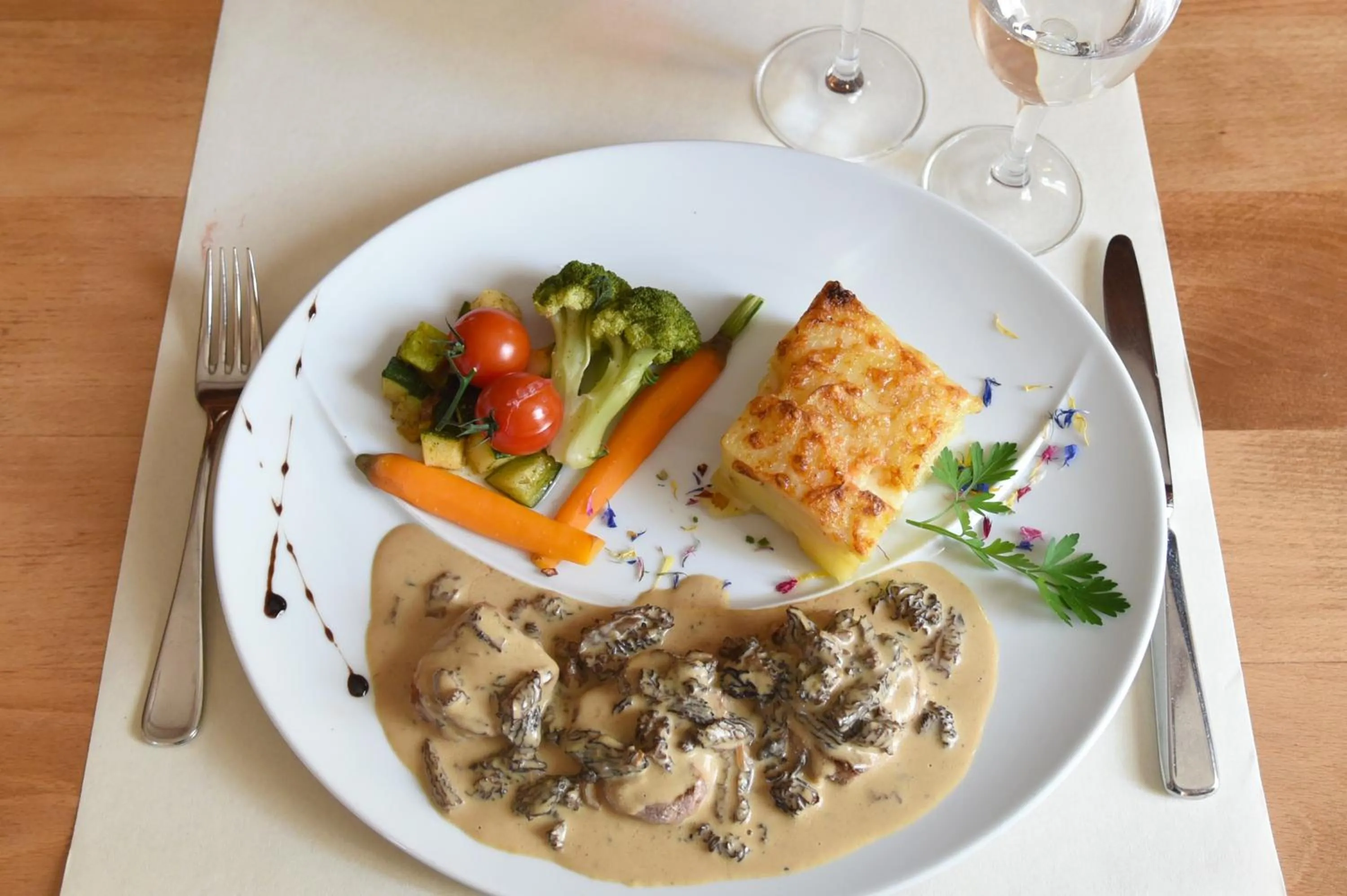 Food and drinks in Hôtel de l'Aigle