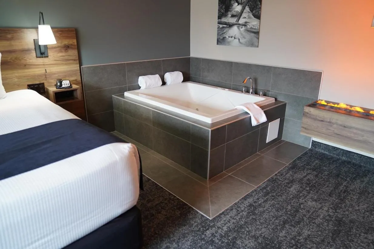 Bedroom, Bed in Hotel Ruby Sandpoint