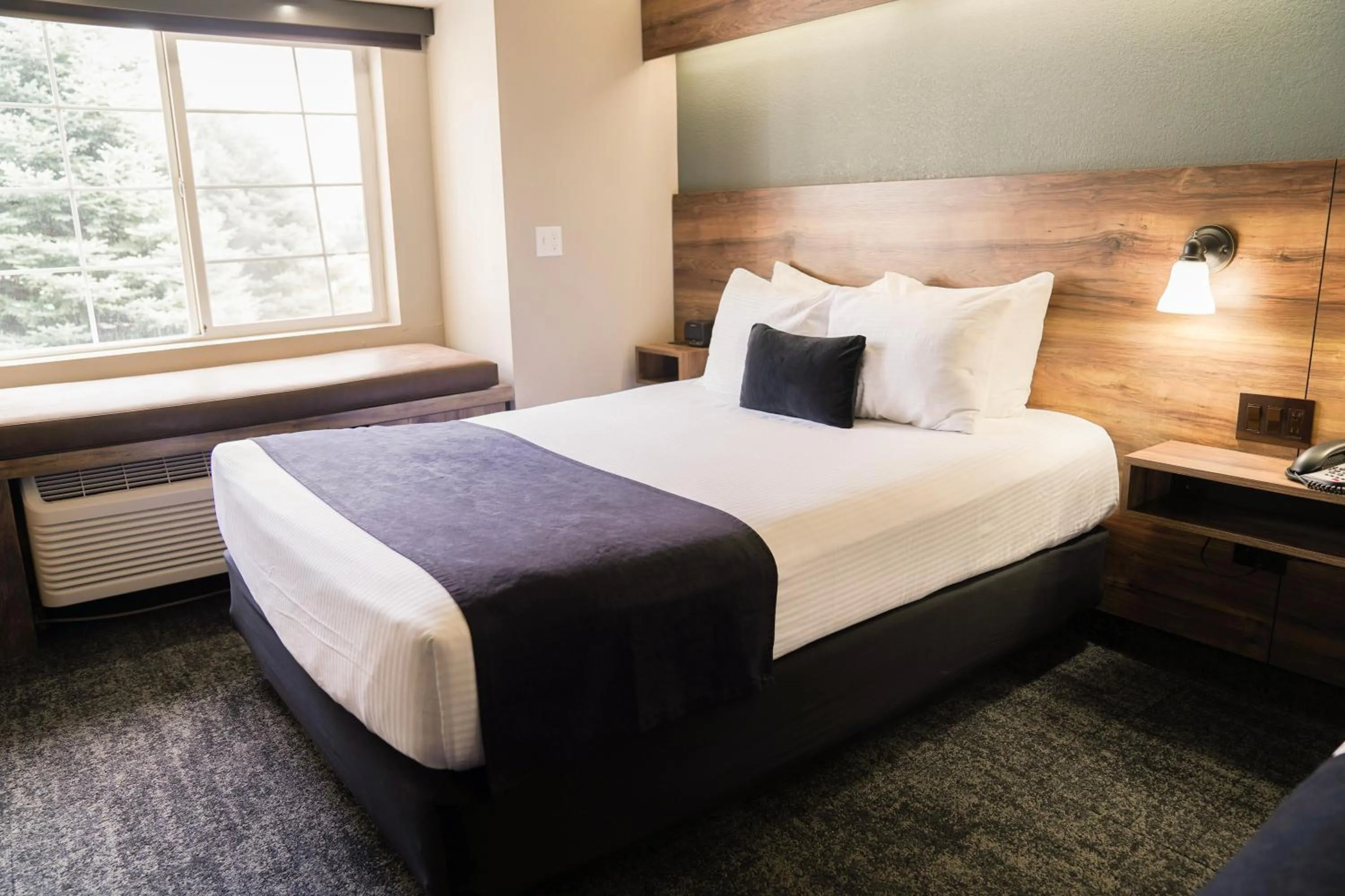 Bedroom, Bed in Hotel Ruby Sandpoint