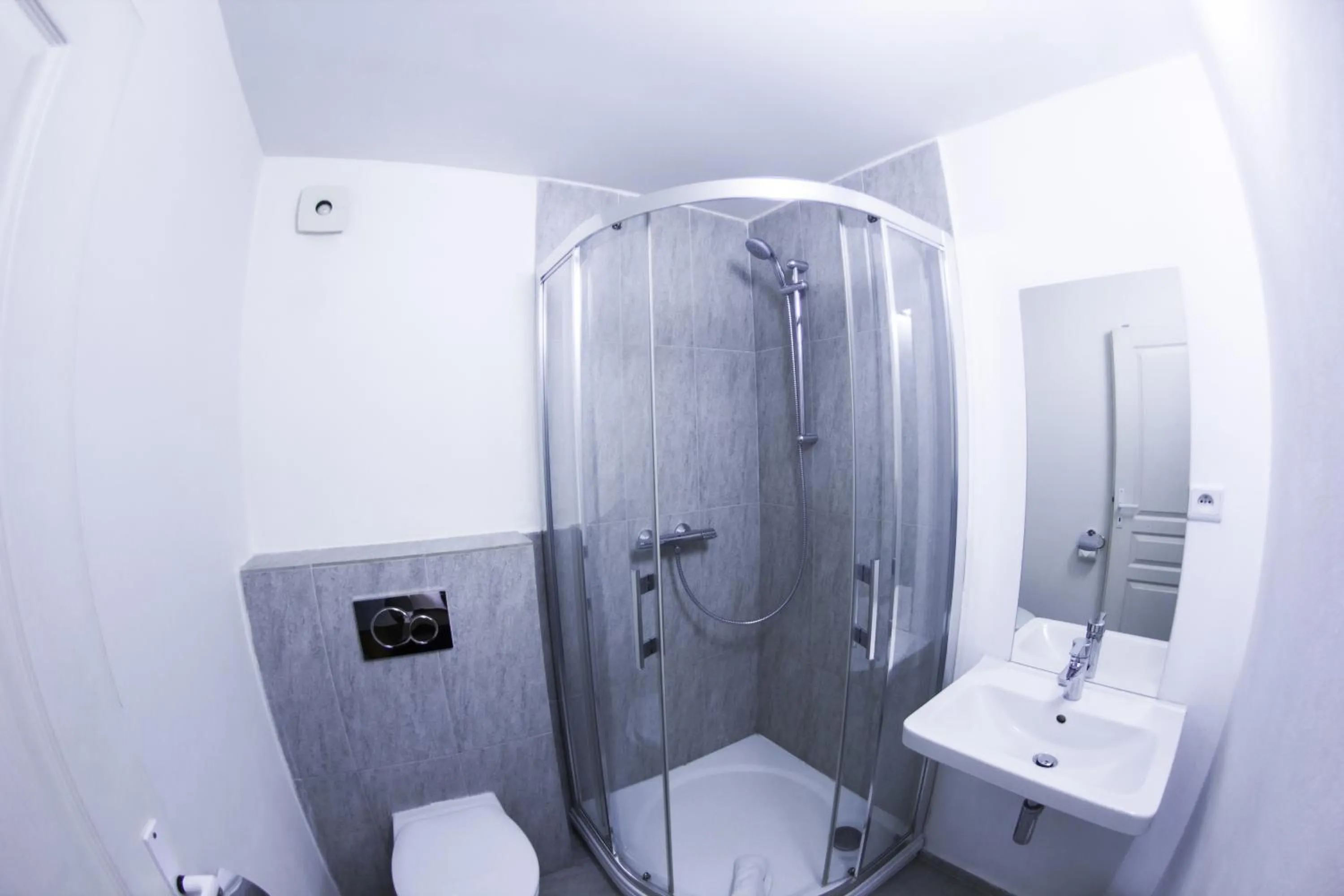 Shower in Hotel Wolf