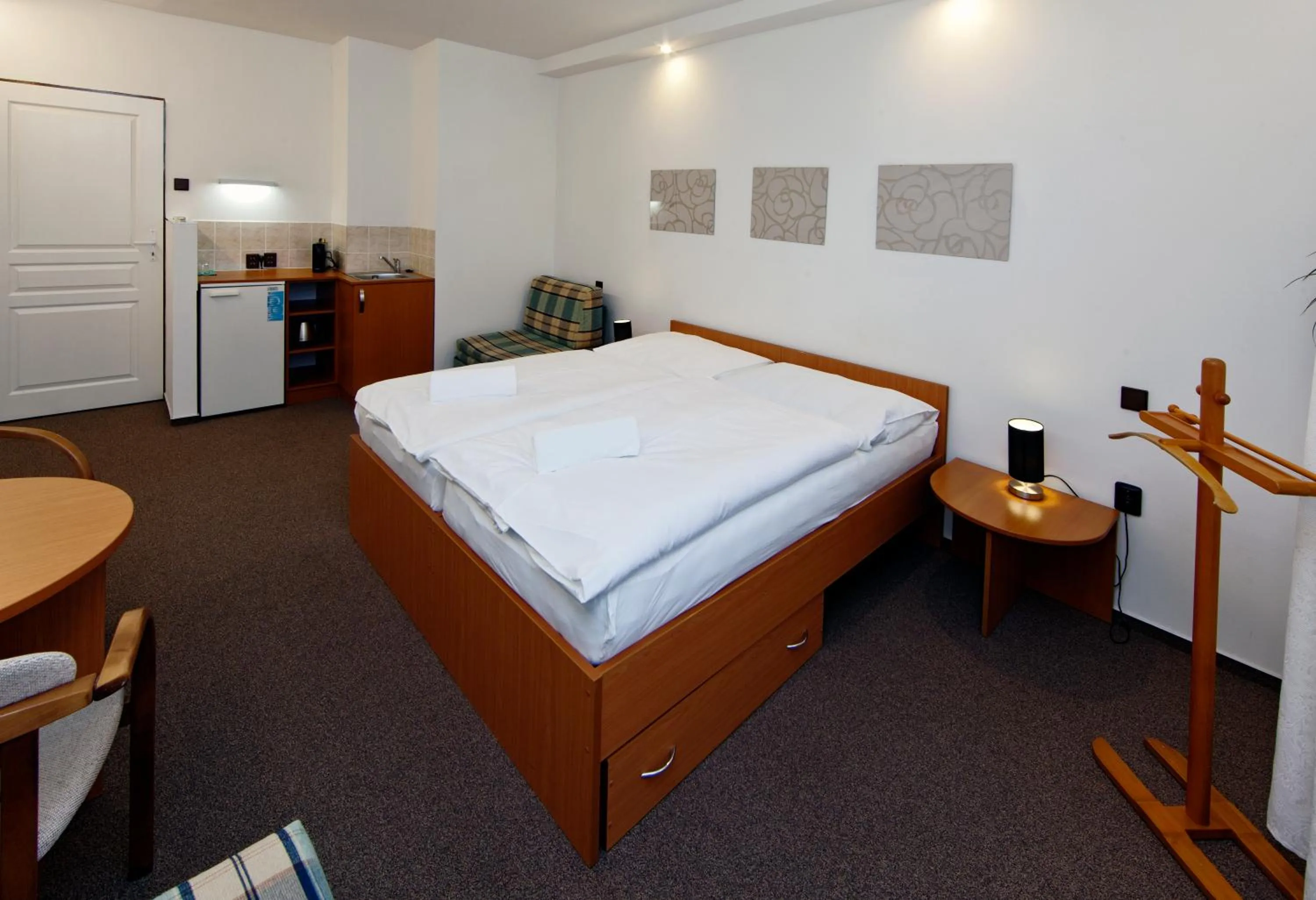 Kitchen or kitchenette, Bed in Hotel Wolf