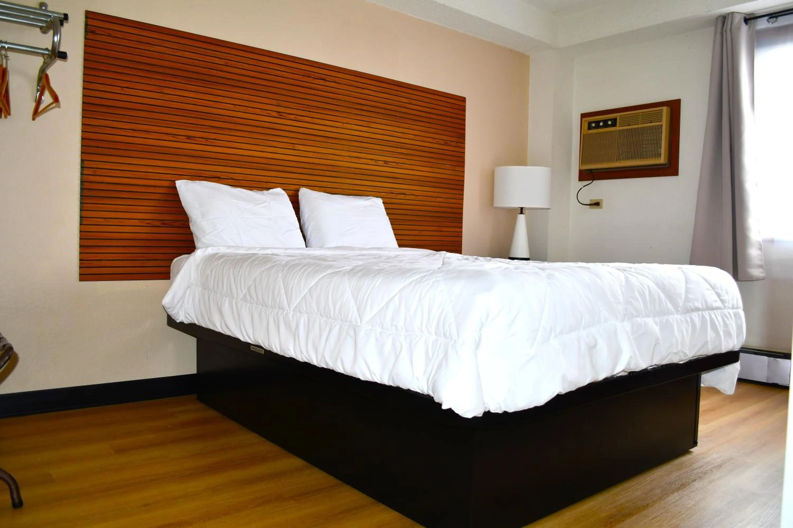 Bedroom, Bed in American Motel Waseca