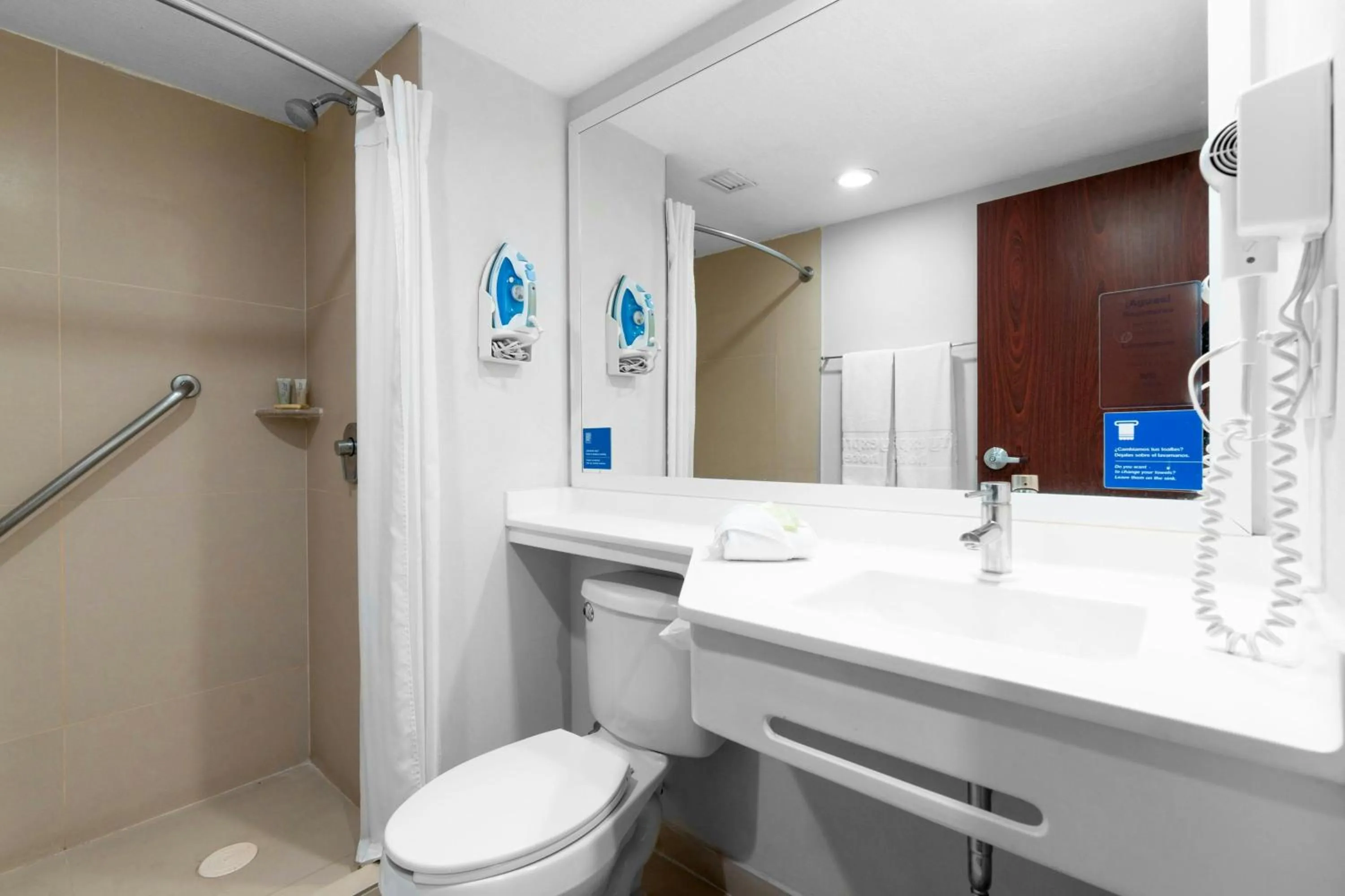Bathroom in City Express by Marriott Aguascalientes Sur