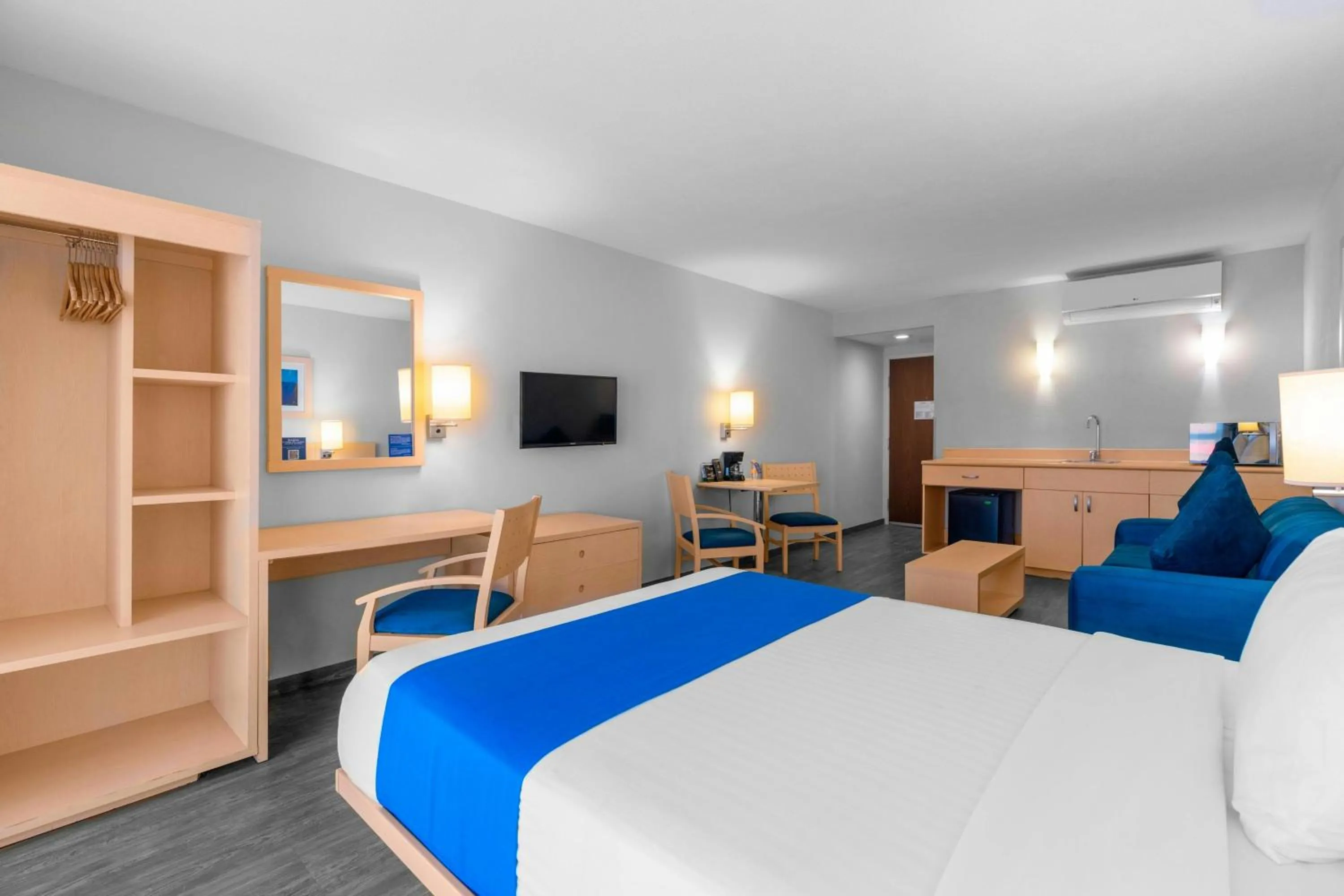 Photo of the whole room, Bed in City Express by Marriott Aguascalientes Sur