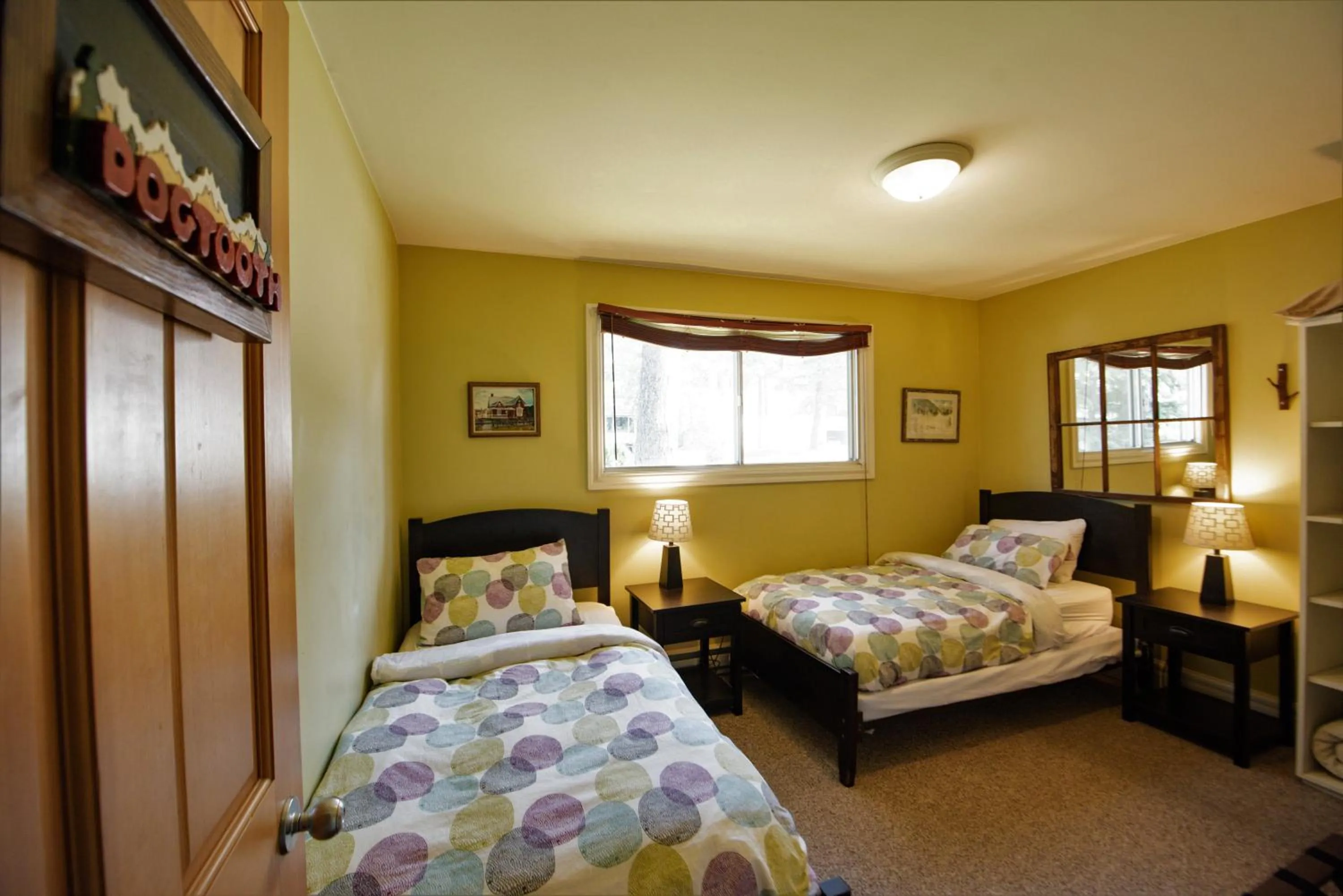 Photo of the whole room, Bed in Auberge Kicking Horse Guest House