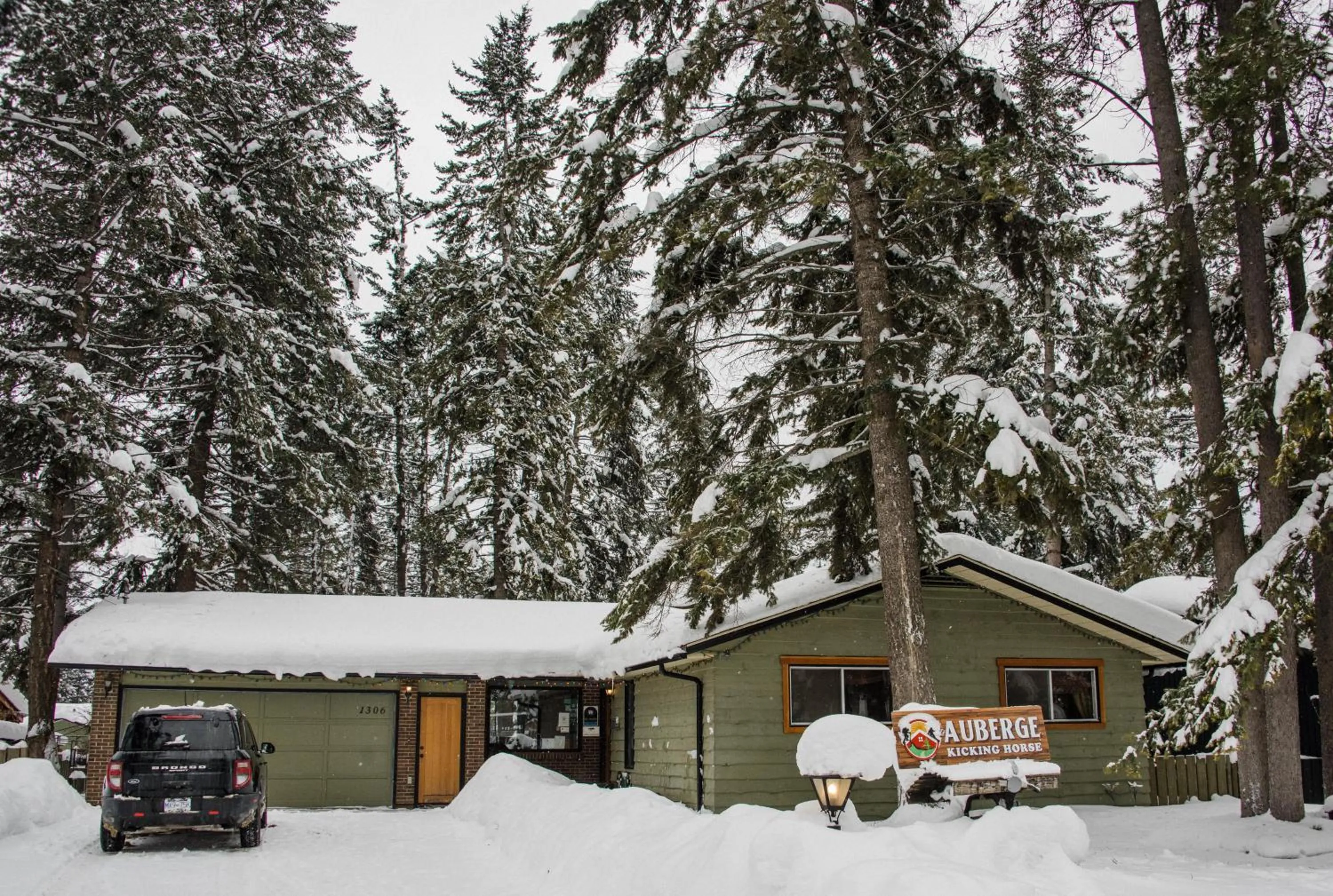 Property building in Auberge Kicking Horse Guest House