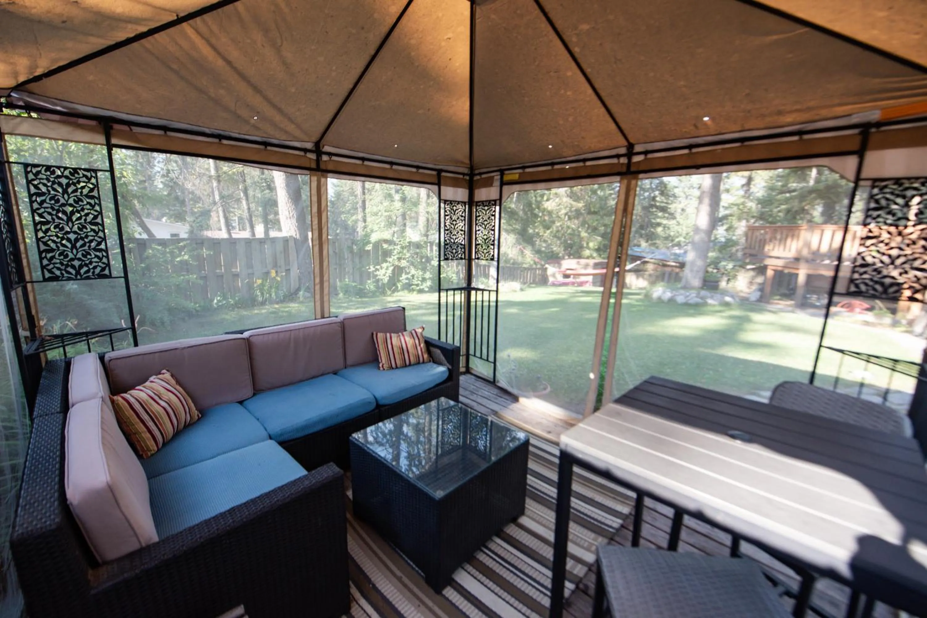 Seating area in Auberge Kicking Horse Guest House
