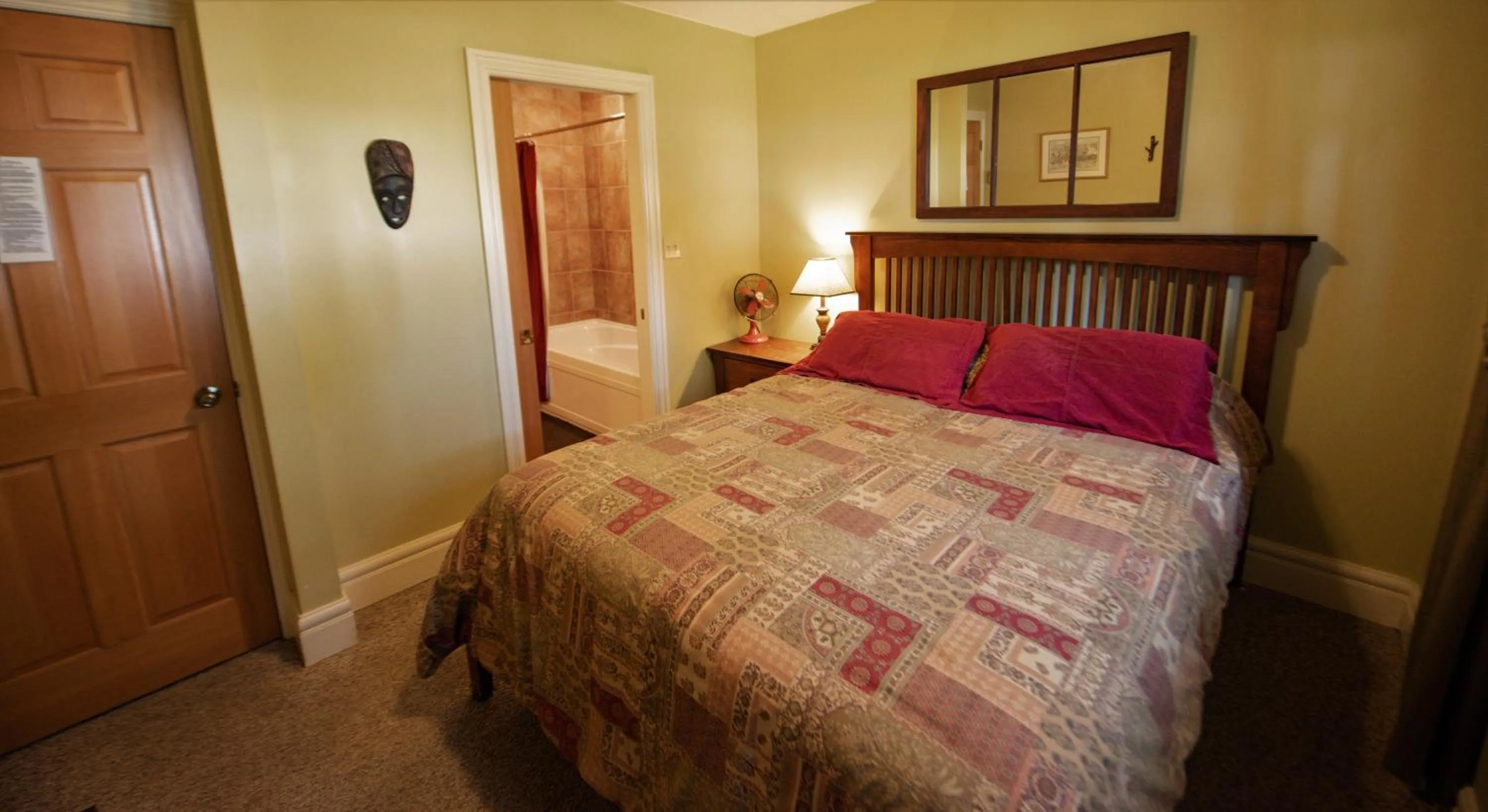 Photo of the whole room, Bed in Auberge Kicking Horse Guest House