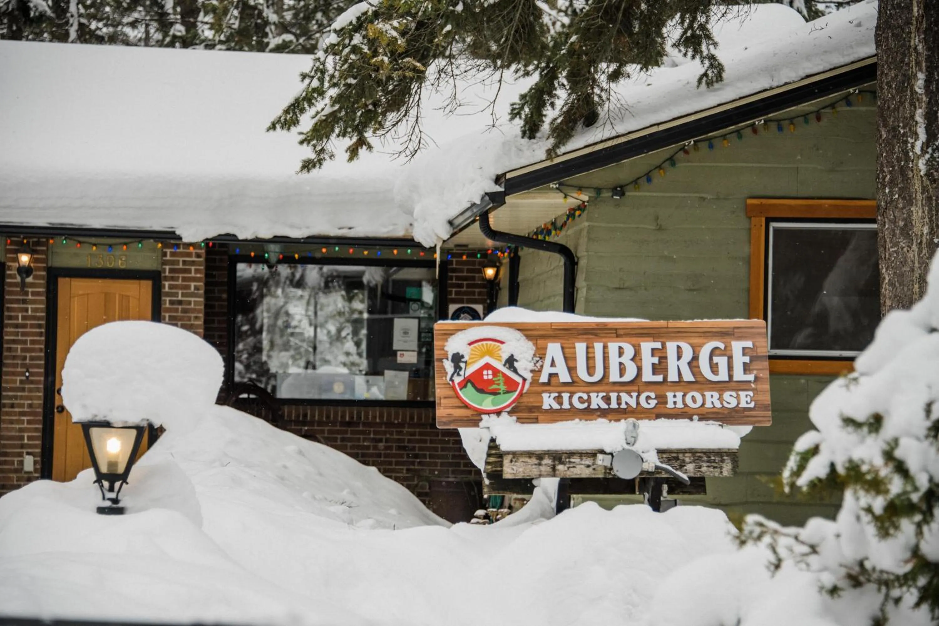 Auberge Kicking Horse Guest House