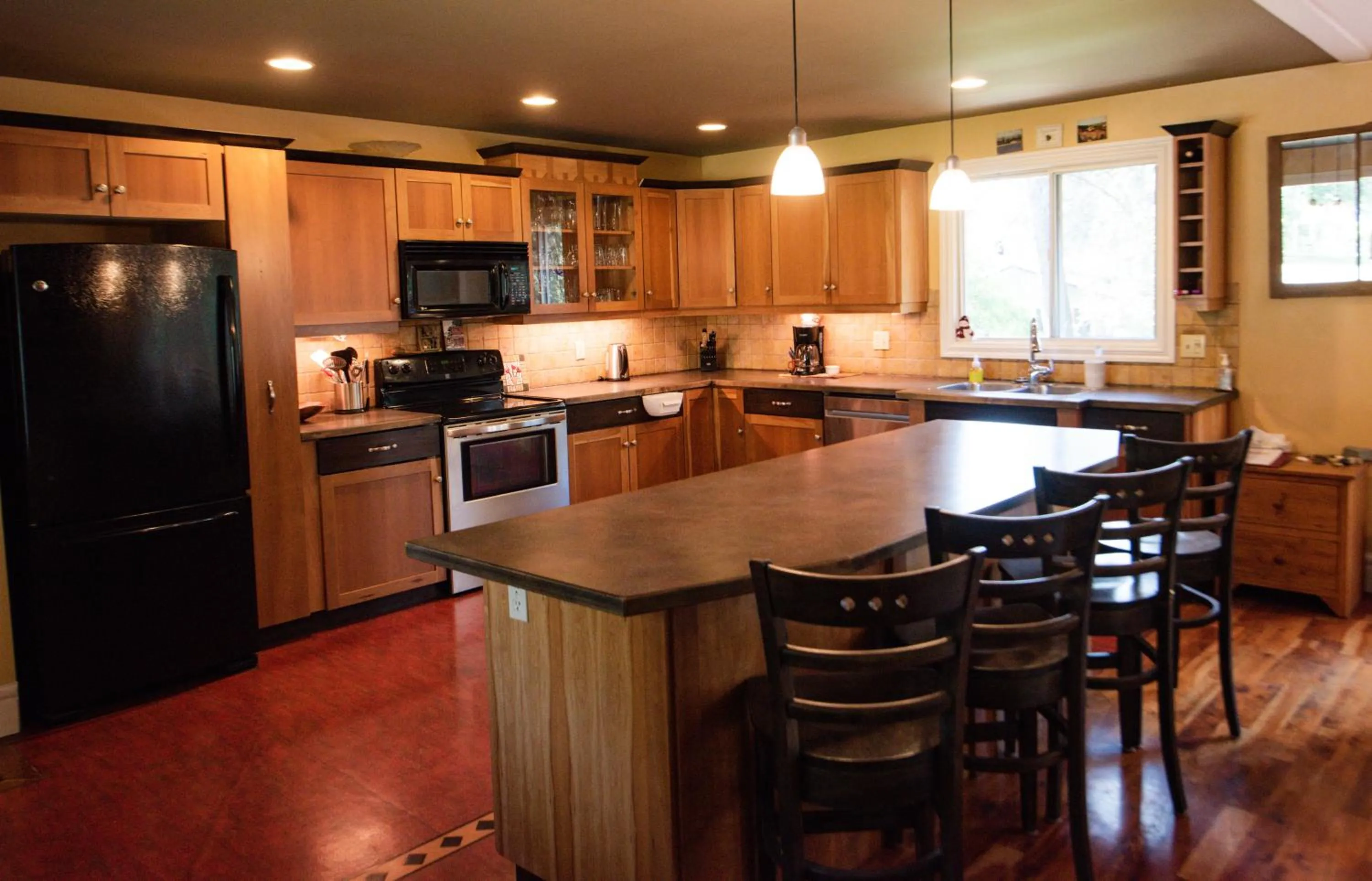Kitchen or kitchenette in Auberge Kicking Horse Guest House