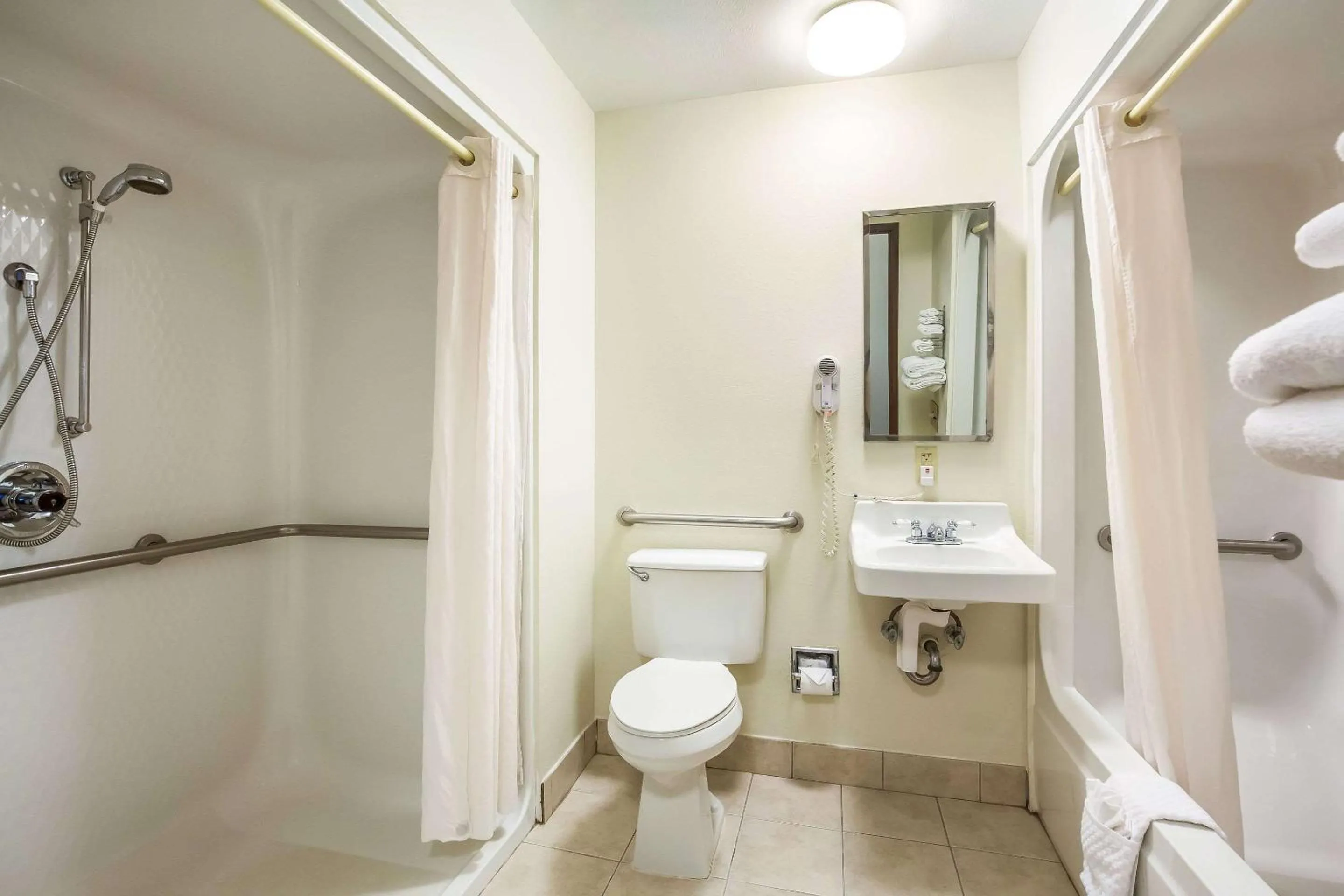 Bedroom in Econo Lodge Inn & Suites Fairview Heights St Louis