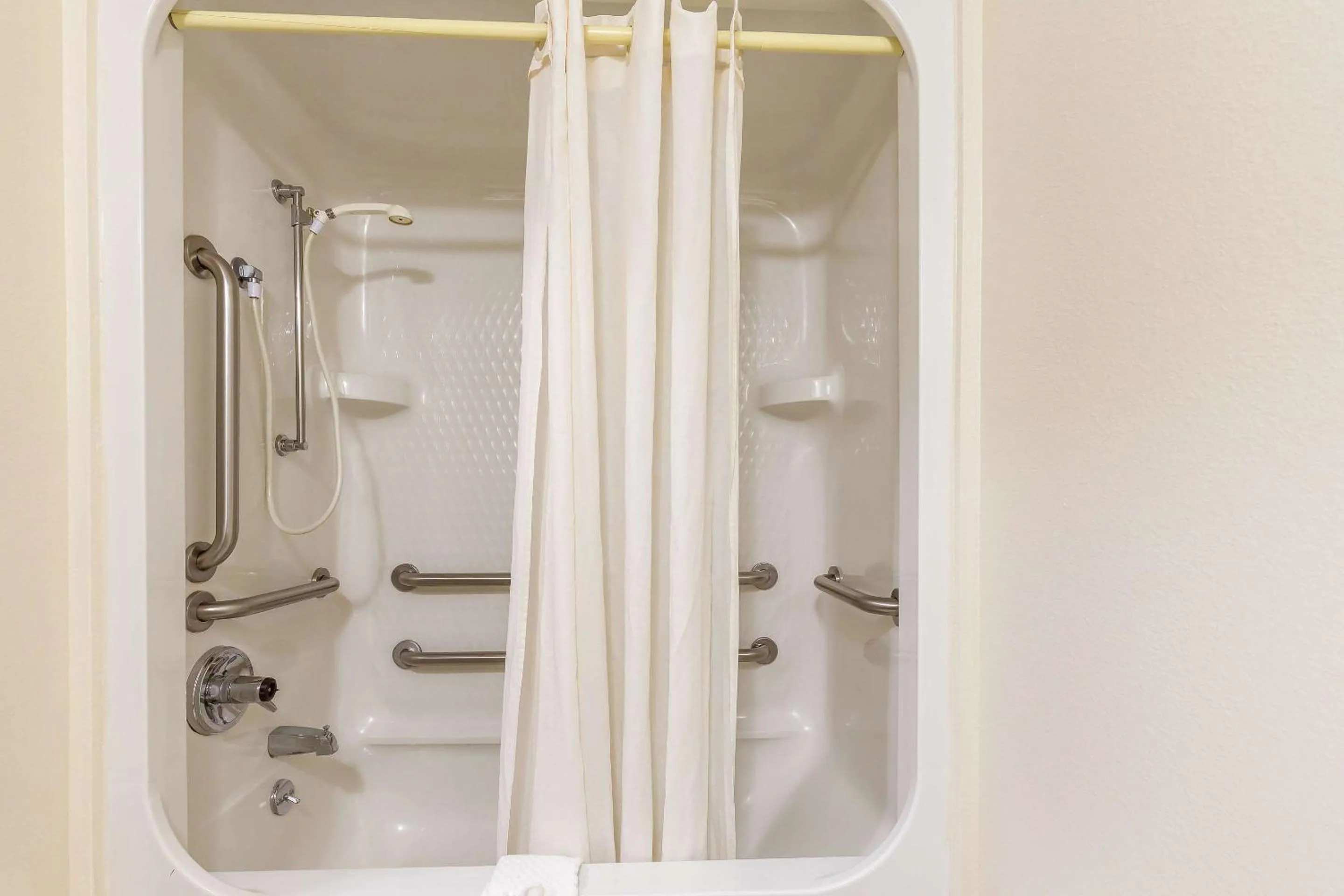 Bedroom in Econo Lodge Inn & Suites Fairview Heights St Louis