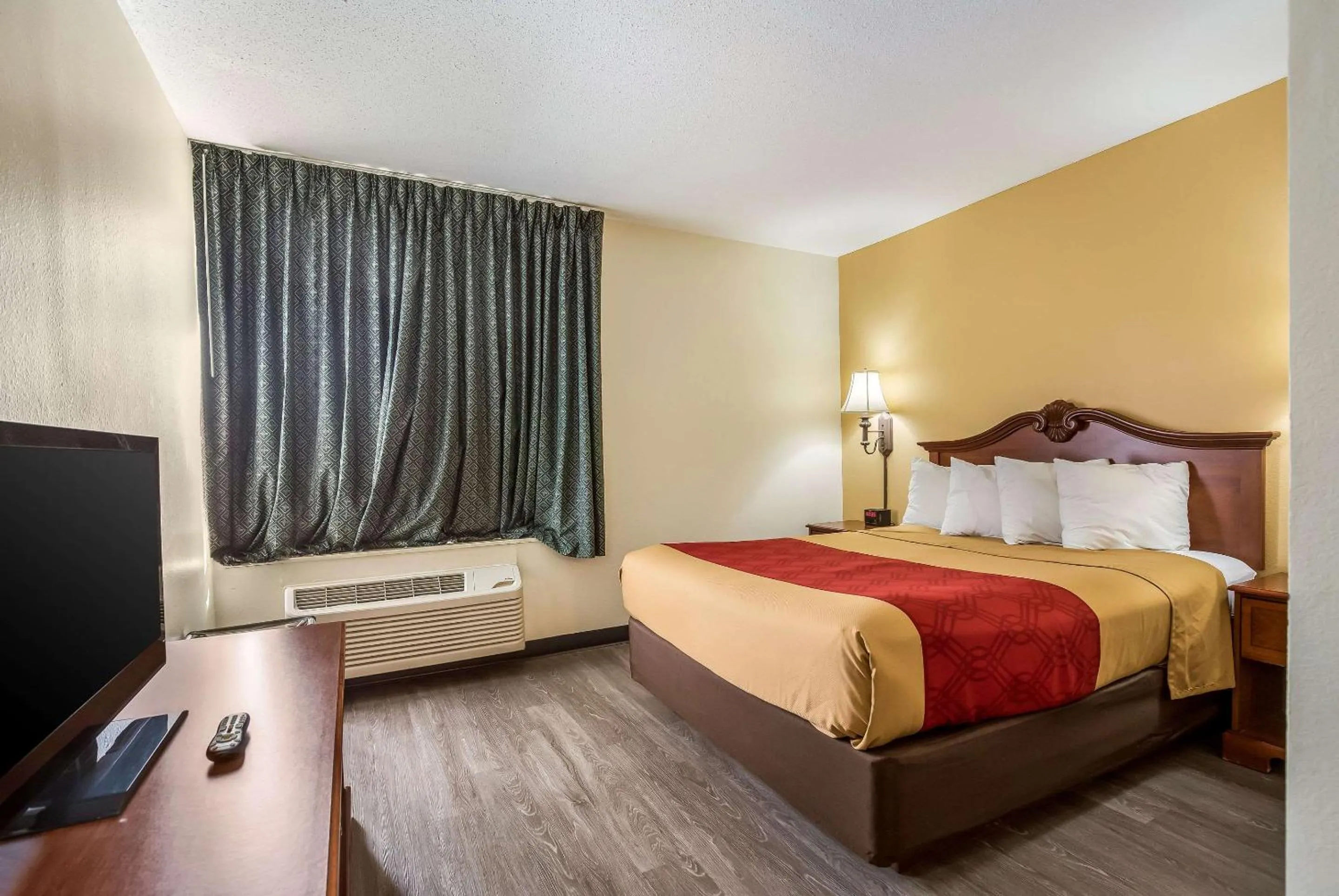 Photo of the whole room, Bed in Econo Lodge Inn & Suites Fairview Heights St Louis