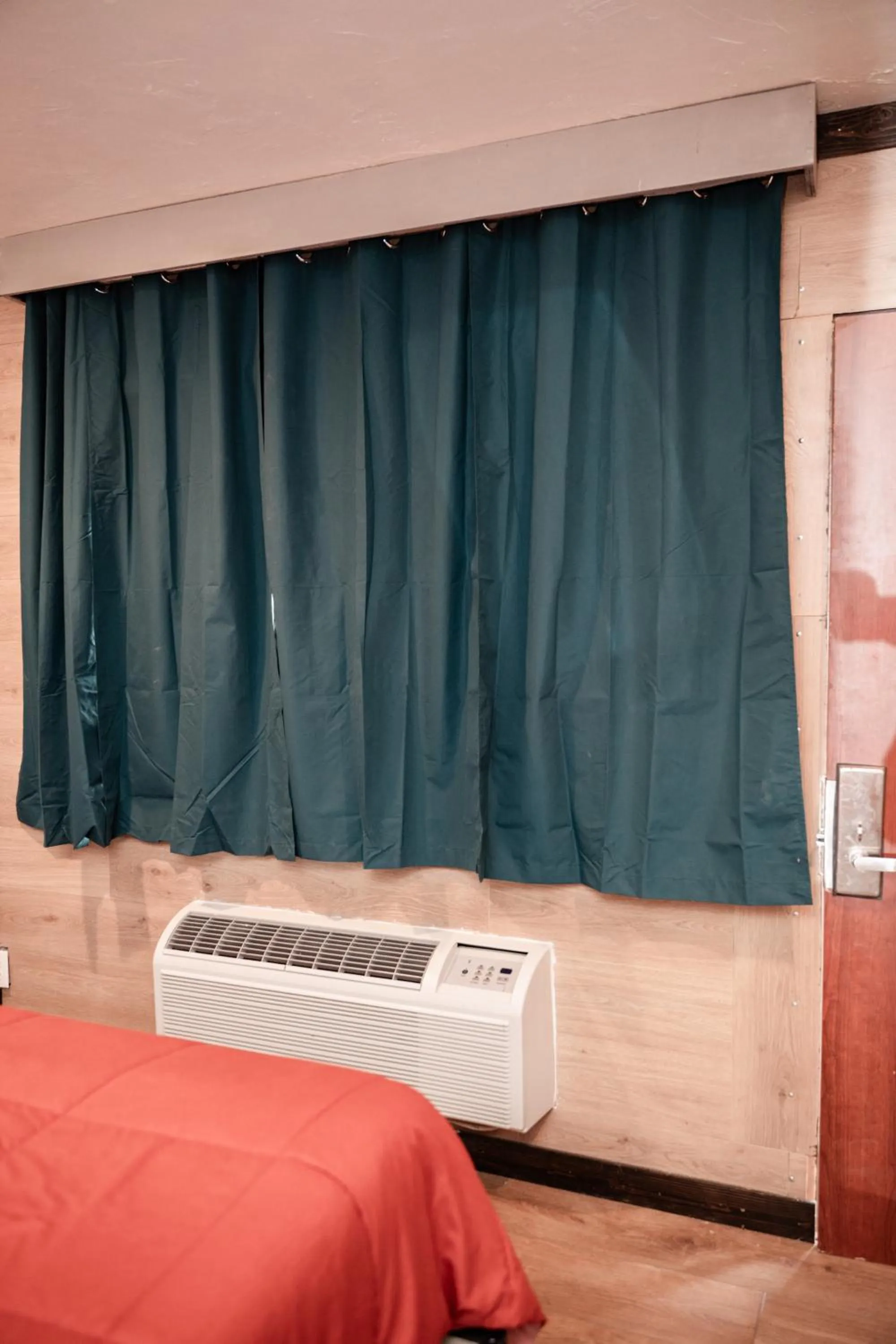 Bed in Provo Inn & Suites