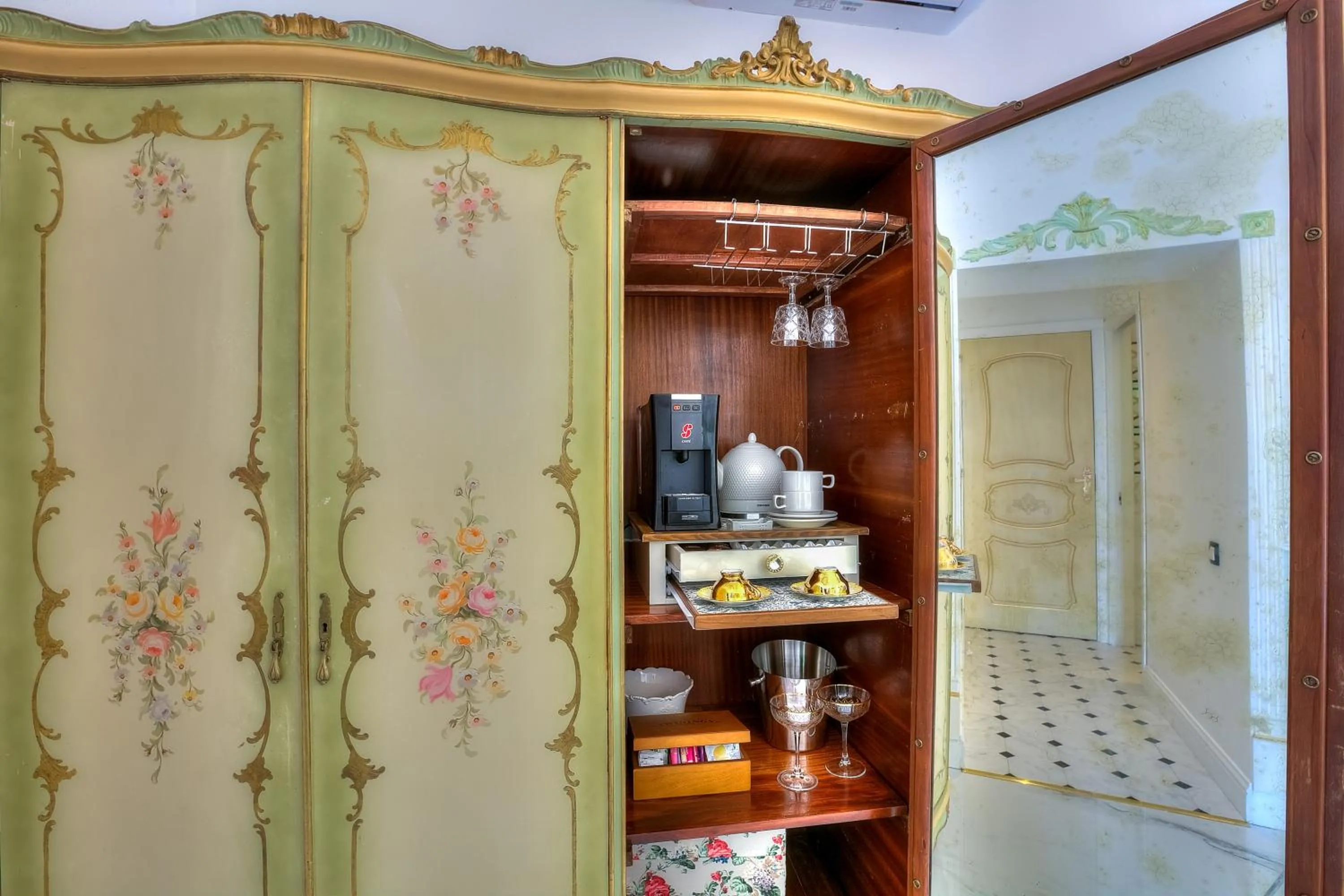 Coffee/tea facilities in ABA LUXURY B E B Nice