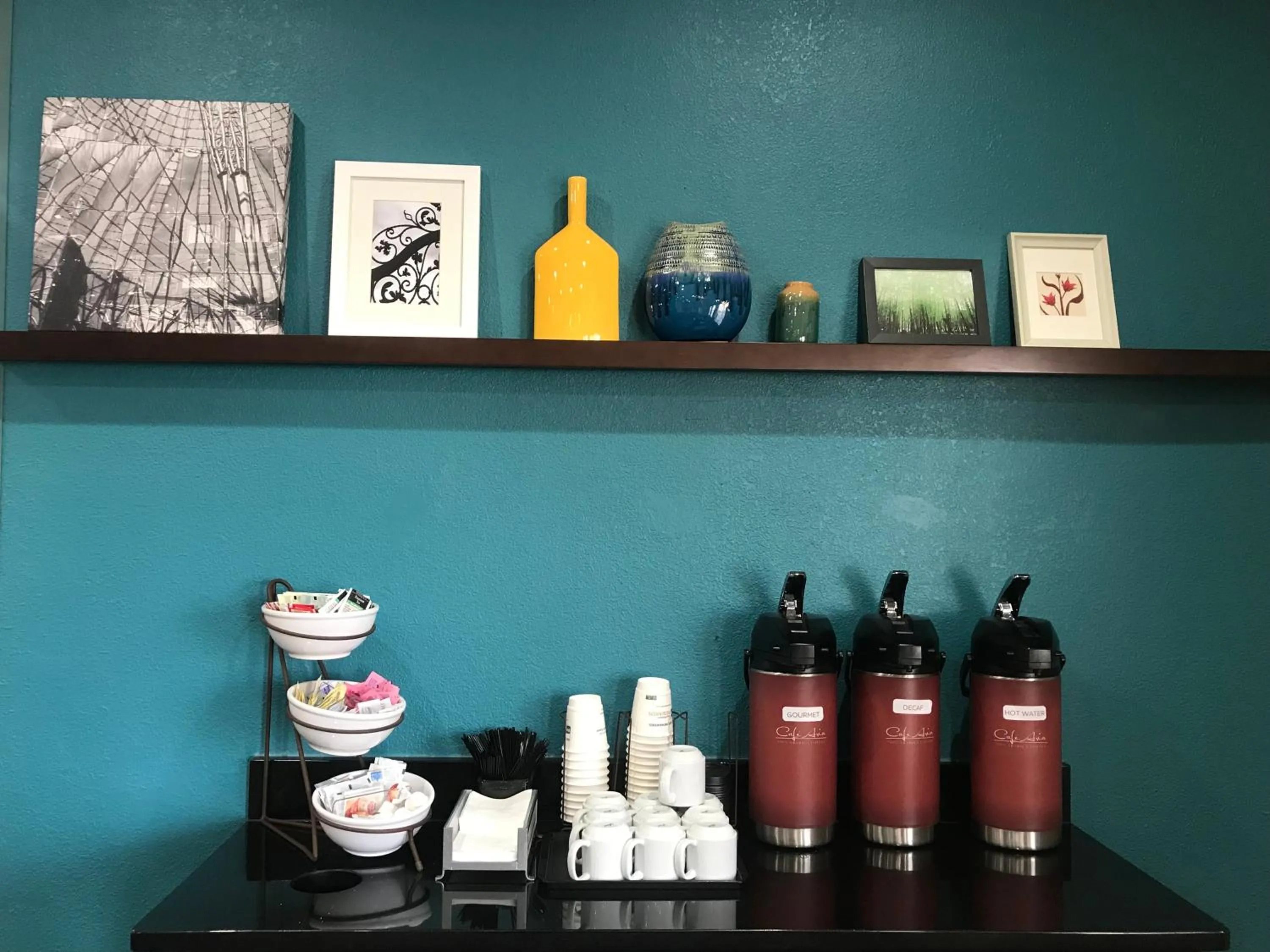 Coffee/tea facilities in Rodeway Inn & Suites