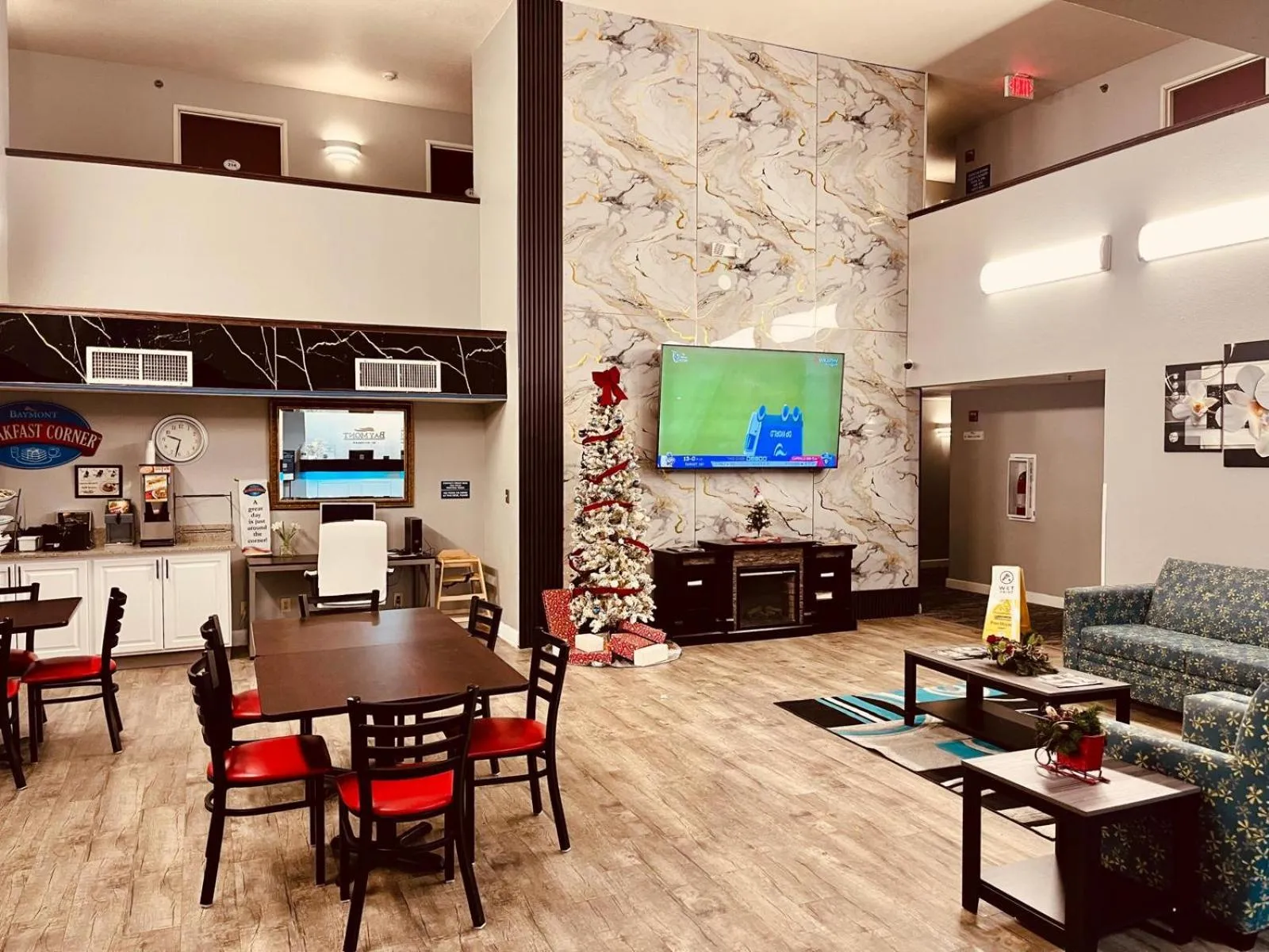 Lobby or reception in Baymont Toledo Airport Hotel Swanton